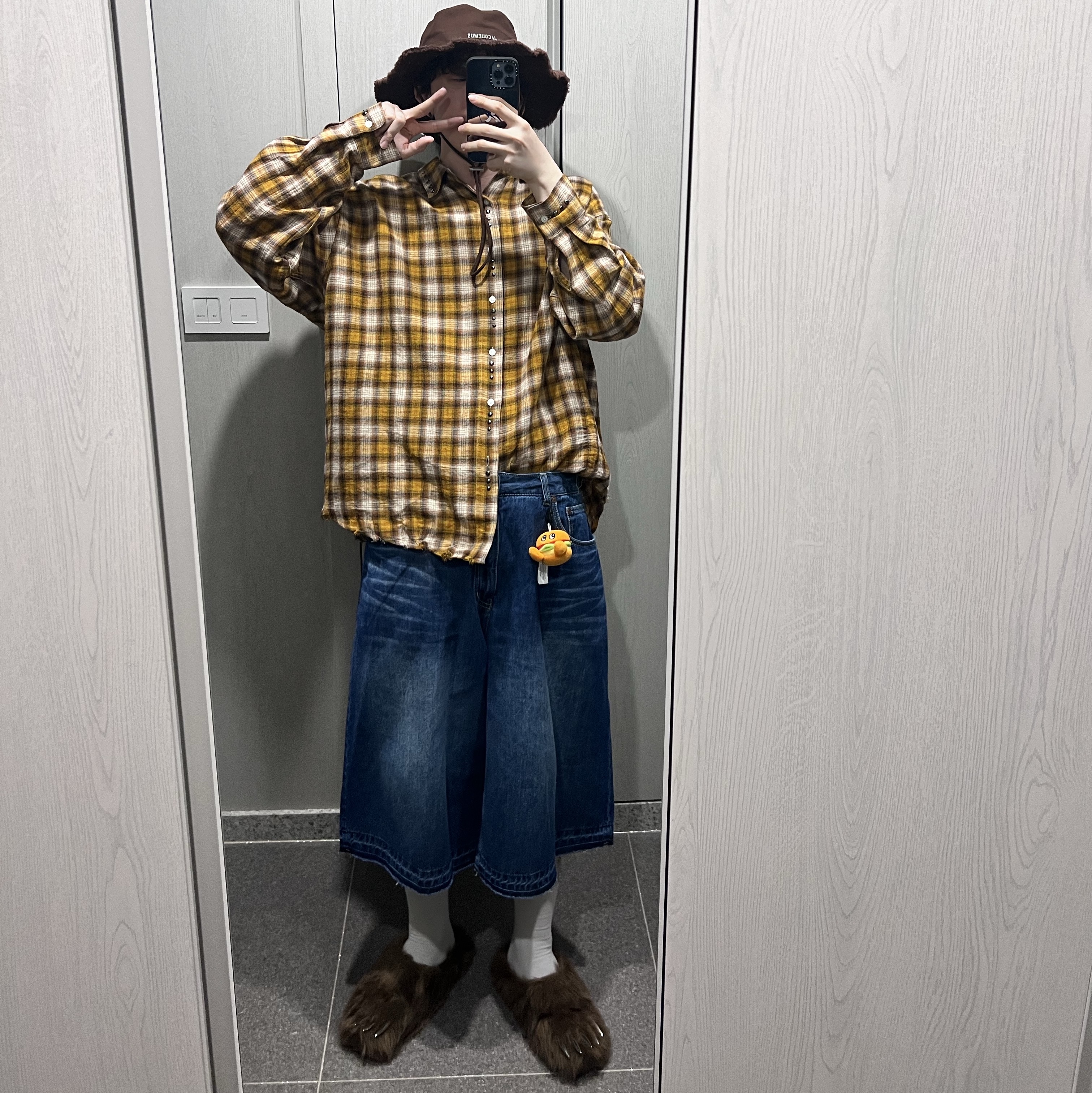 Bravest Studios Bear Claw Mules Brown, Jacquemus Le Bob Artichaut Bucket Hat Brown 착용 스타일 - 1