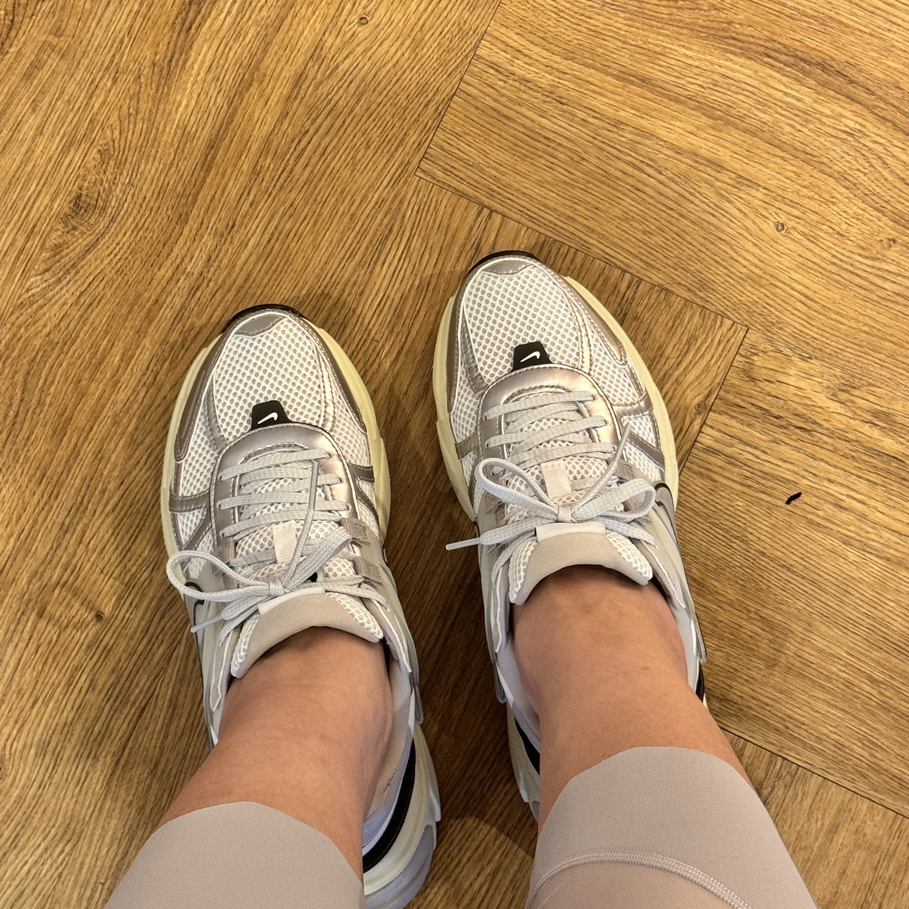 Nike V2K Run Summit White Metallic Silver 착용 스타일 - 2
