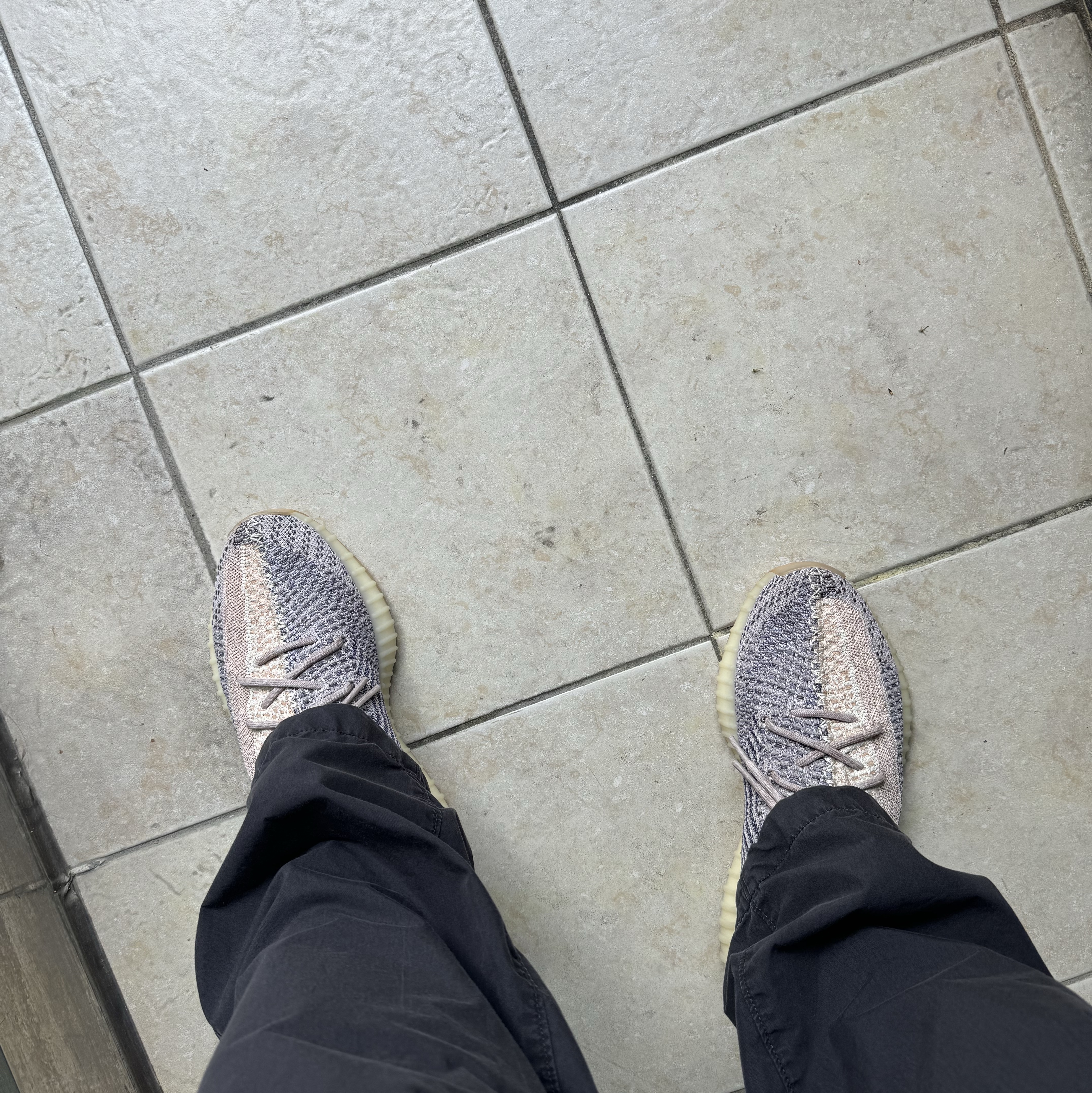 Adidas Yeezy Boost 350 V2 Ash Pearl 착용 스타일