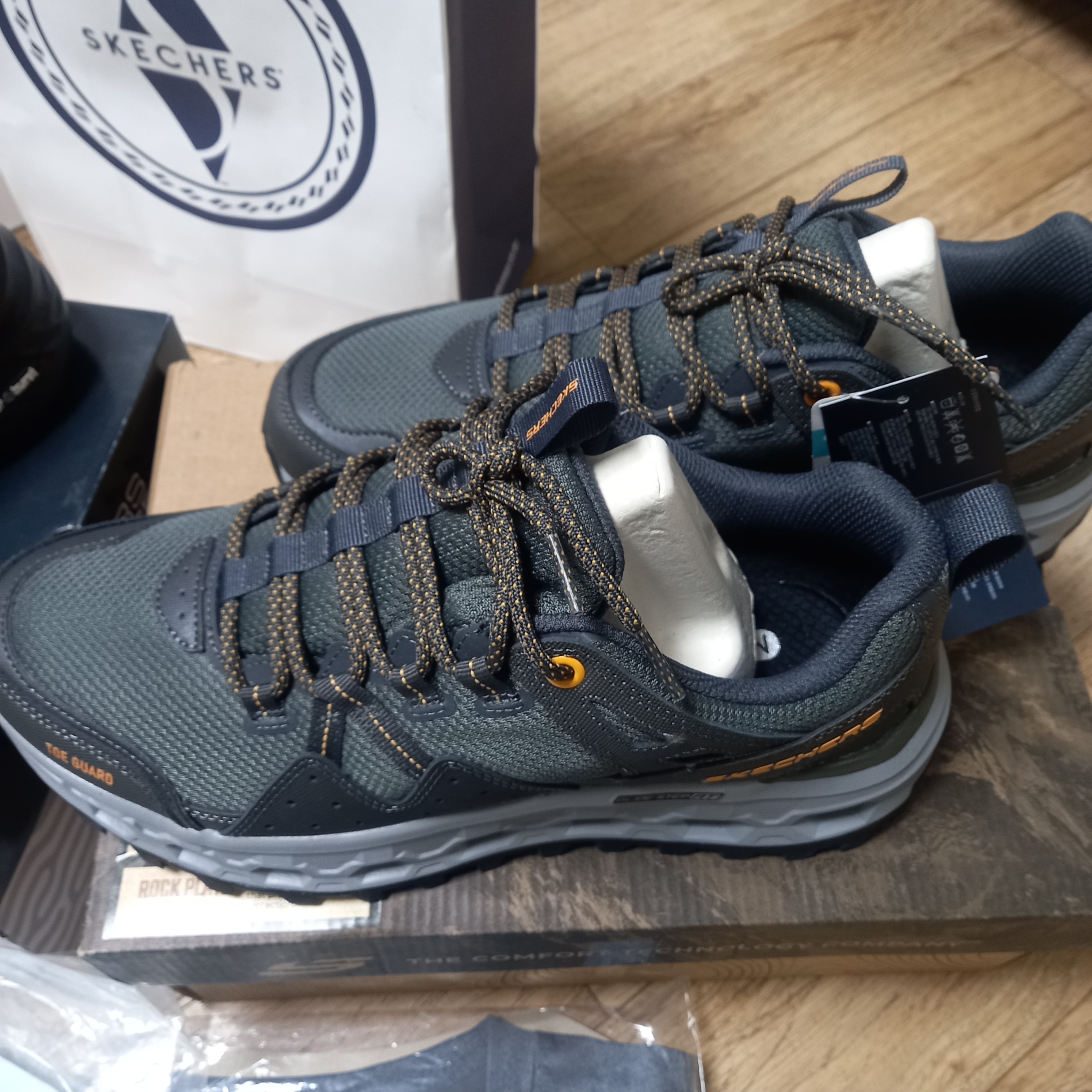 Skechers Go Walk Hyper Burst Black, Salomon RX Slide 3.0 Black Plum Kitten 착용 스타일 - 4
