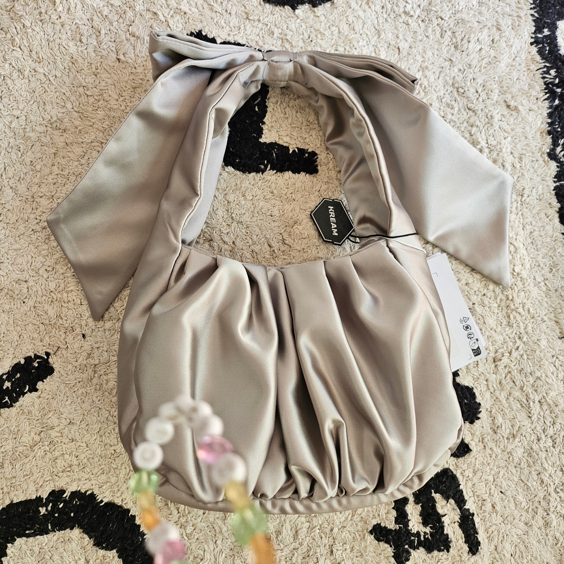& Other Stories Satin Bow Bag Silver 착용 스타일