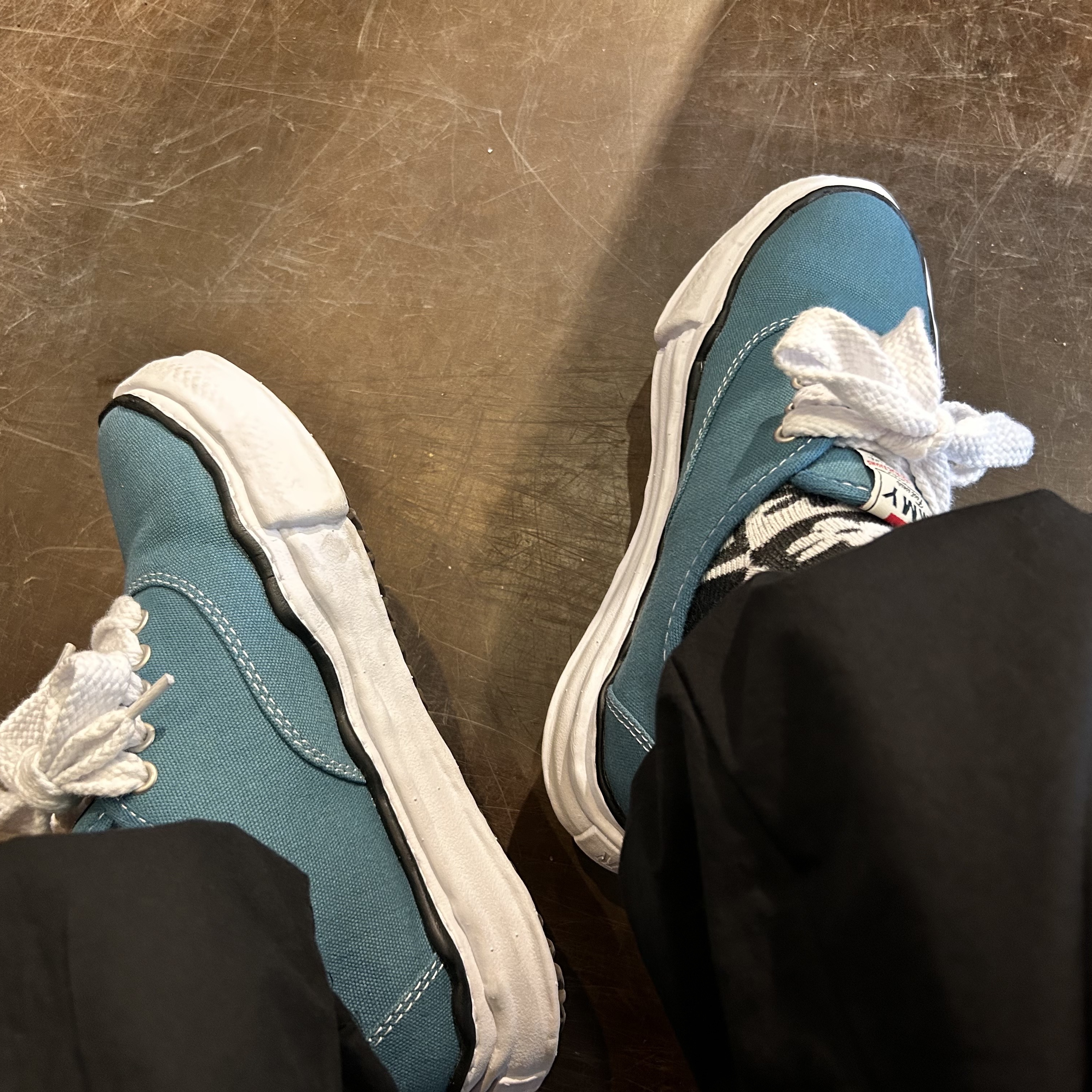 Maison Mihara Yasuhiro Baker OG Sole Canvas Low Cut Sneakers Blue 착용 스타일 - 2