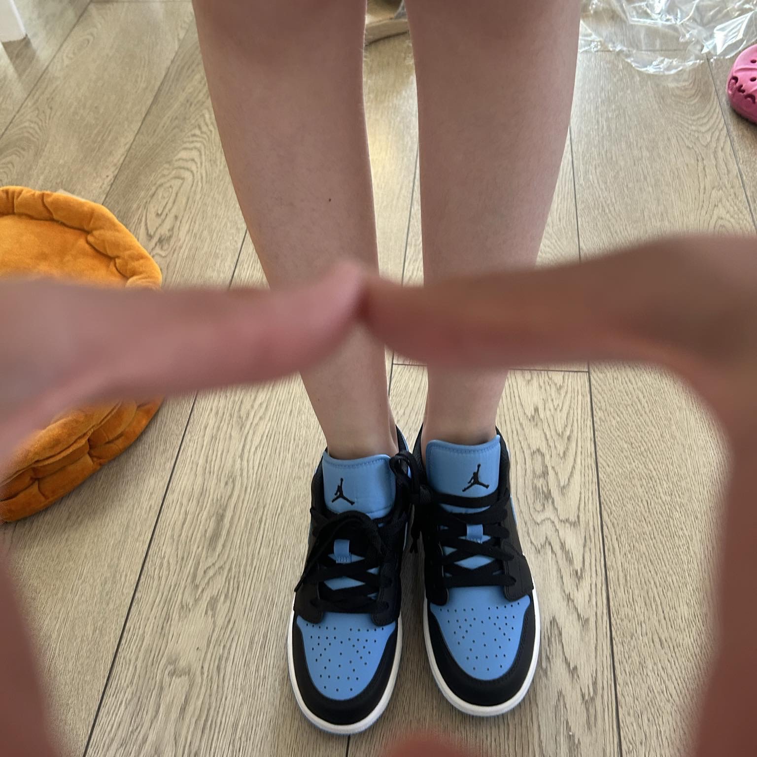 (GS) Jordan 1 Low Black University Blue 착용 스타일
