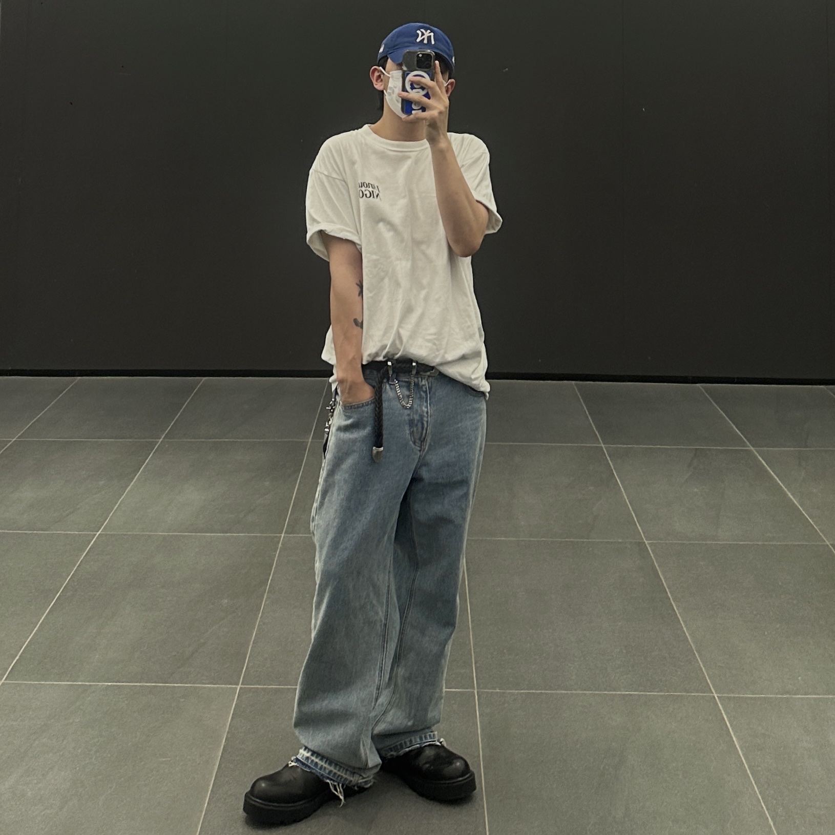 New Era x MoMA New York Yankees Cap Bright Royal 착용 스타일