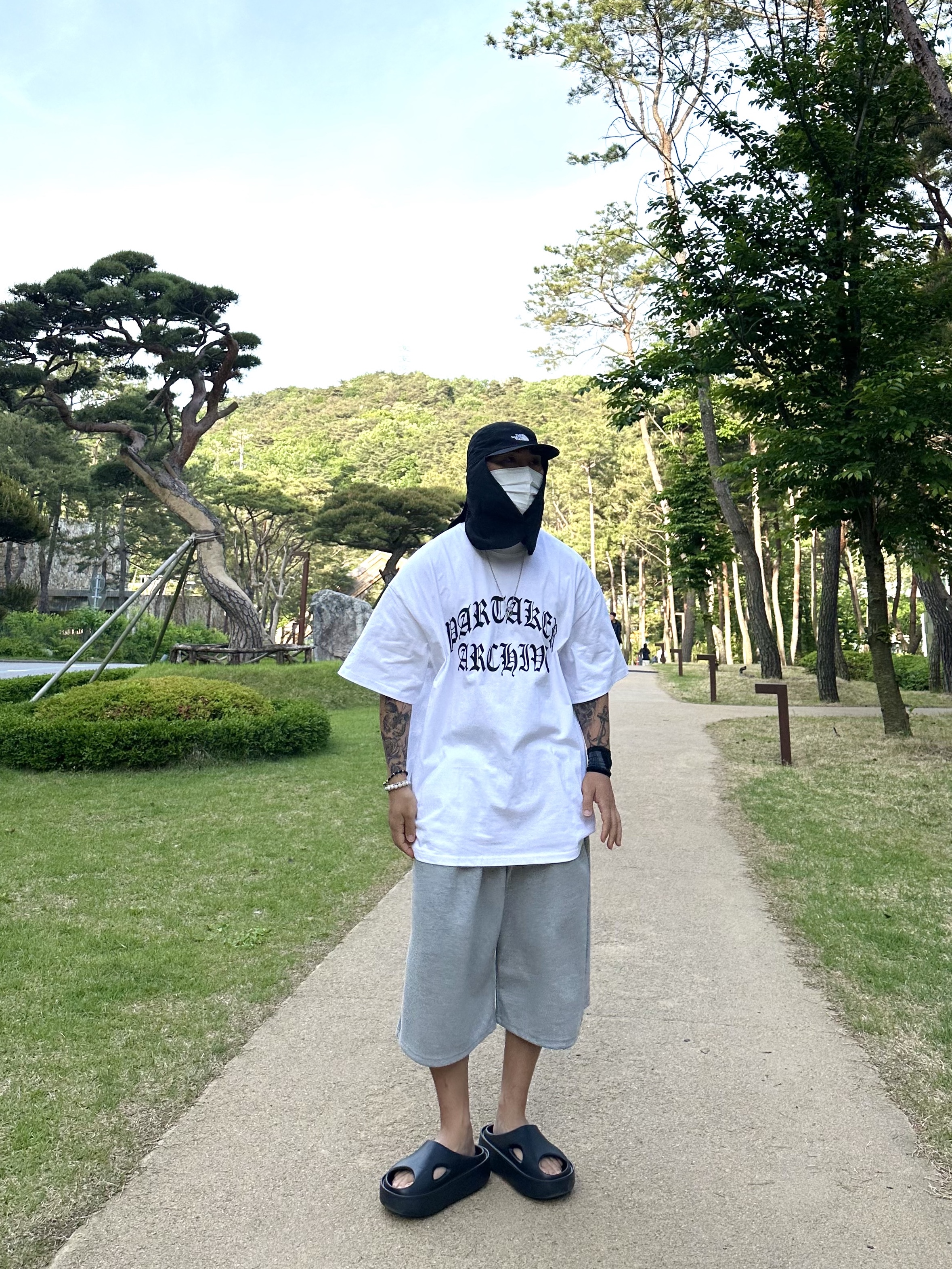 Axel Arigato Magma Sandal Black, The North Face Eco Light Shield Cap Black 착용 스타일 - 4