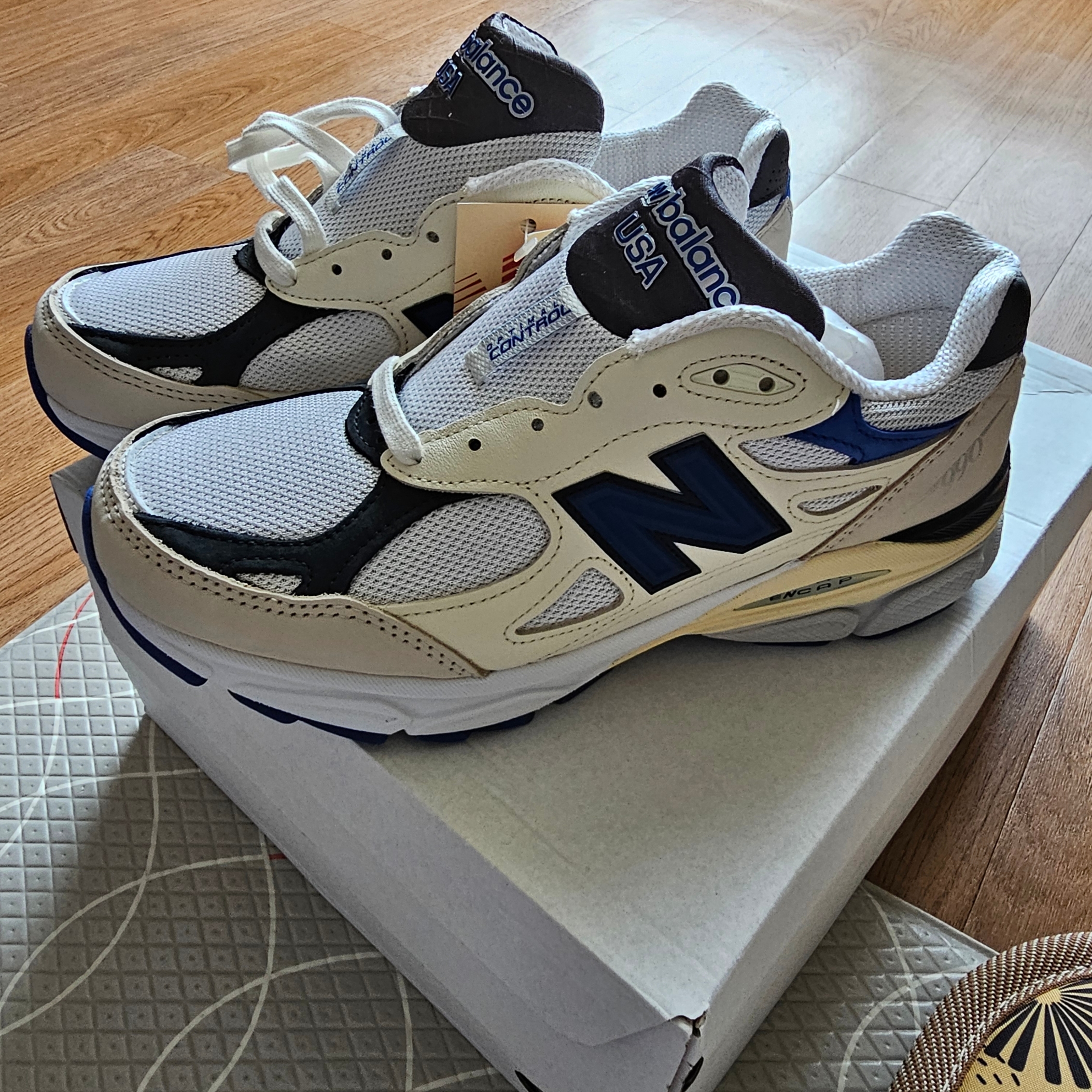 New Balance 990v3 Made in USA White Blue 착용 스타일 - 1
