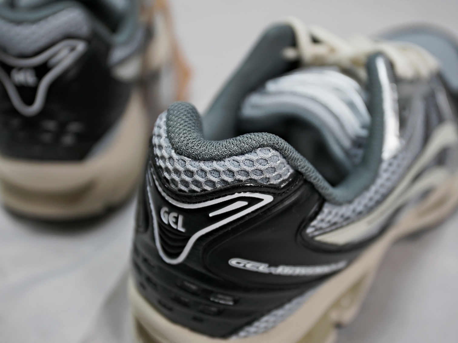 Asics Gel-Kayano 14 Black Glacier Grey 착용 스타일 - 2