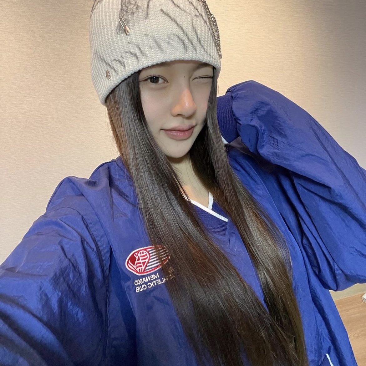 Menasoo Hearttrack Vneck Nylon Anorak Jacket White, Menasoo Hearttrack Vneck Nylon Anorak Jacket Navy 착용 스타일