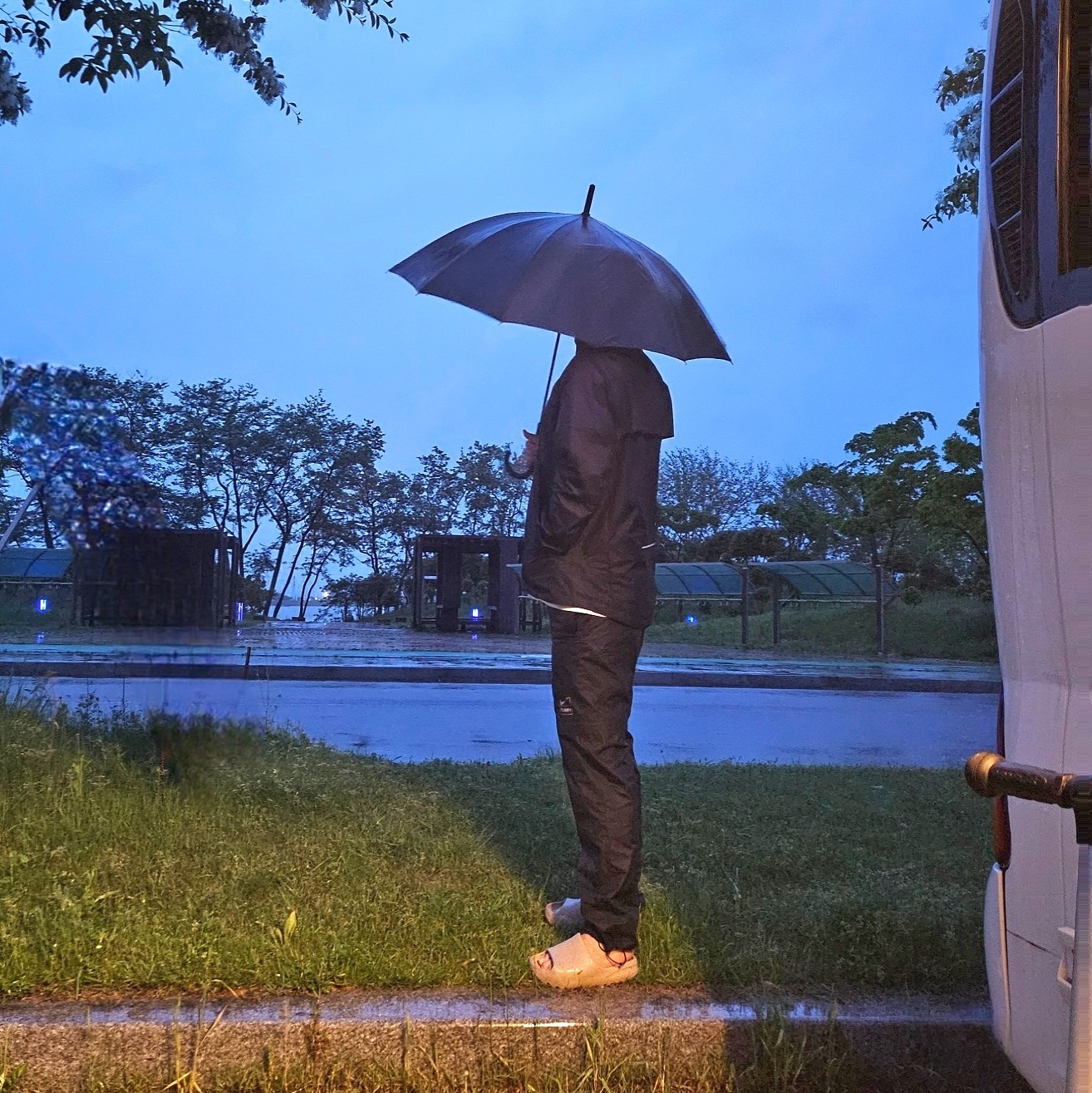 Nike x Stussy NRG FL Storm-Fit Pants Black (DO7170-010), Nike x Stussy NRG FL Storm-Fit Jacket Black (DO5305-010) 착용 스타일