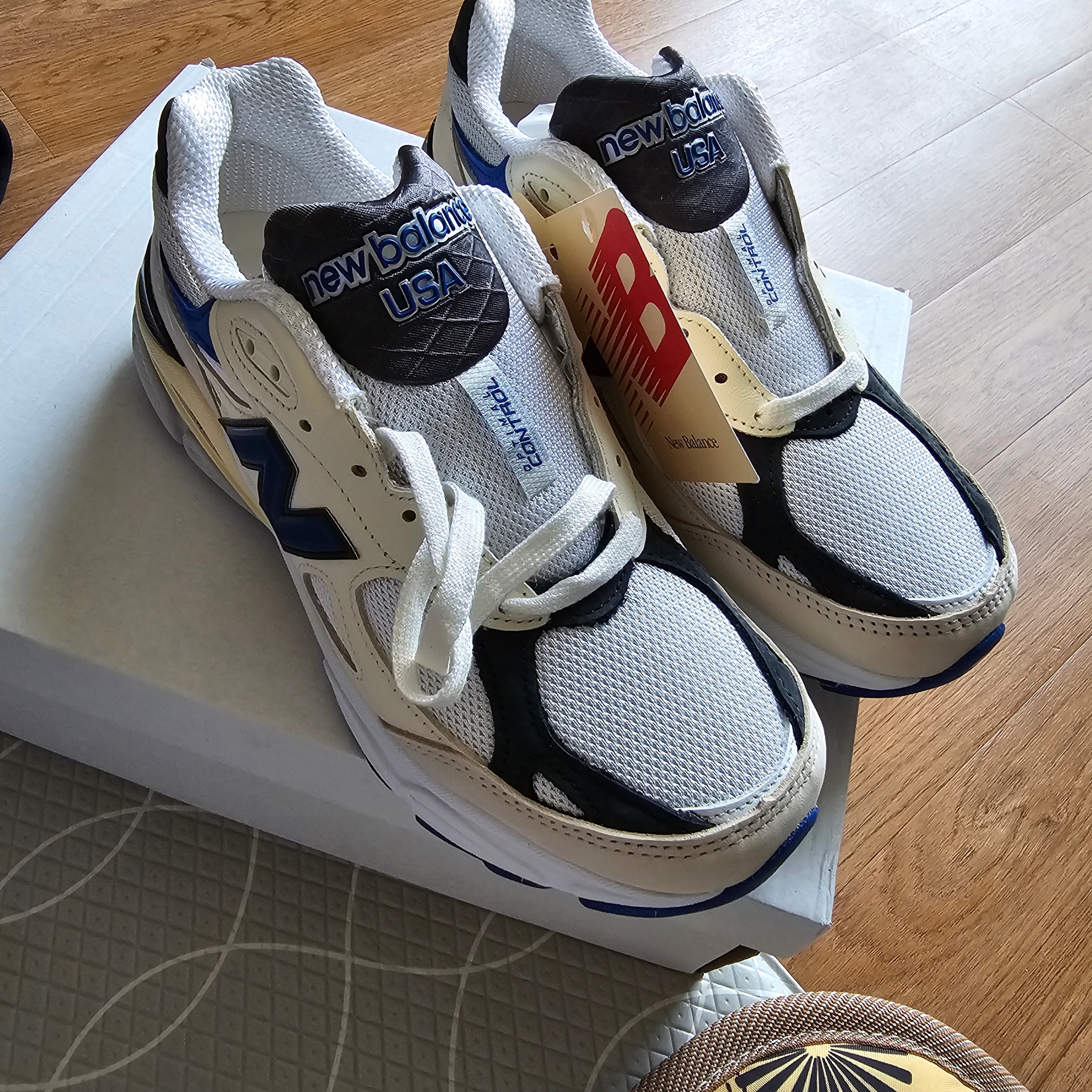 New Balance 990v3 Made in USA White Blue 착용 스타일 - 2