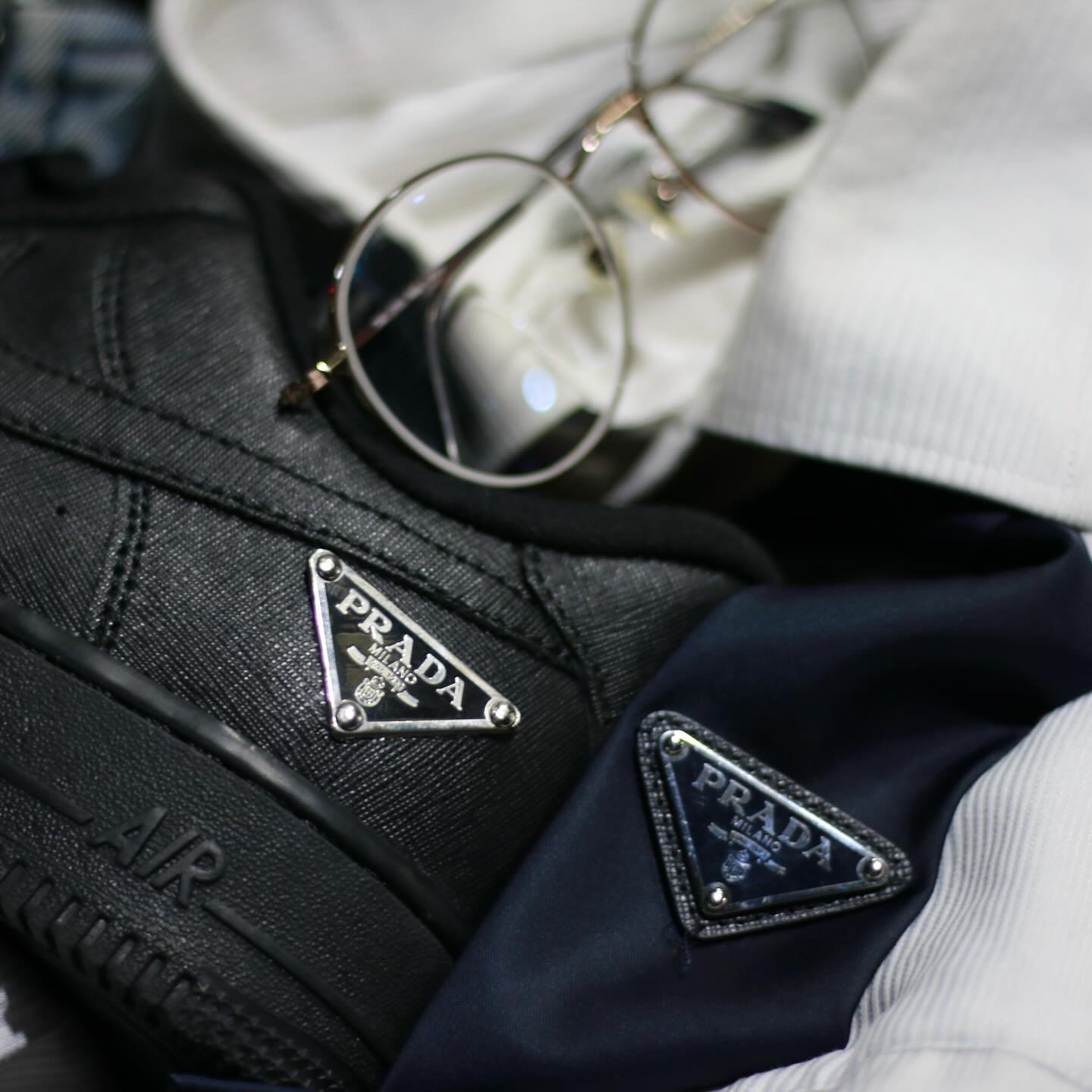 Prada Saffiano Leather Smartphone Case Black, Nike Air Force 1 '07 Low Triple Black 착용 스타일 - 3