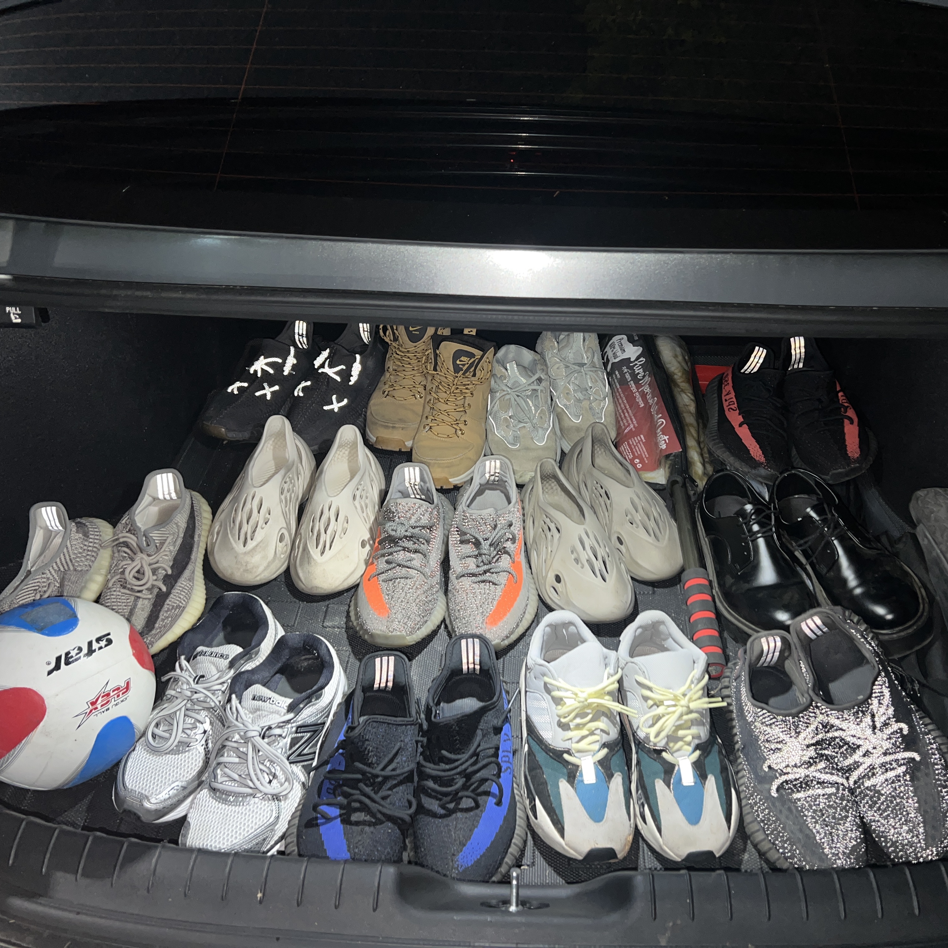 Adidas Yeezy Boost 350 V2 Beluga - Reflective, Adidas Yeezy Foam RNNR Sand 착용 스타일