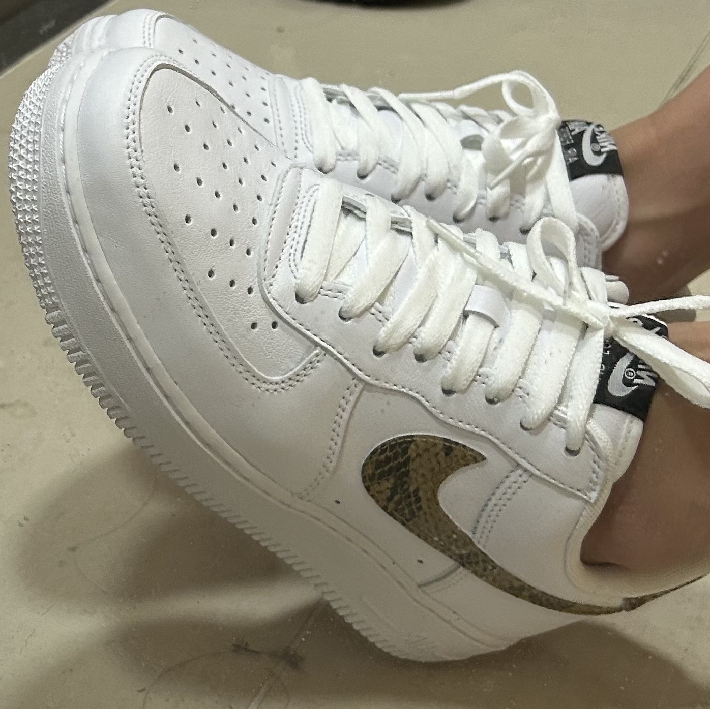 Nike Air Force 1 Low Retro PRM QS Ivory Snake 2019 착용 스타일 - 2