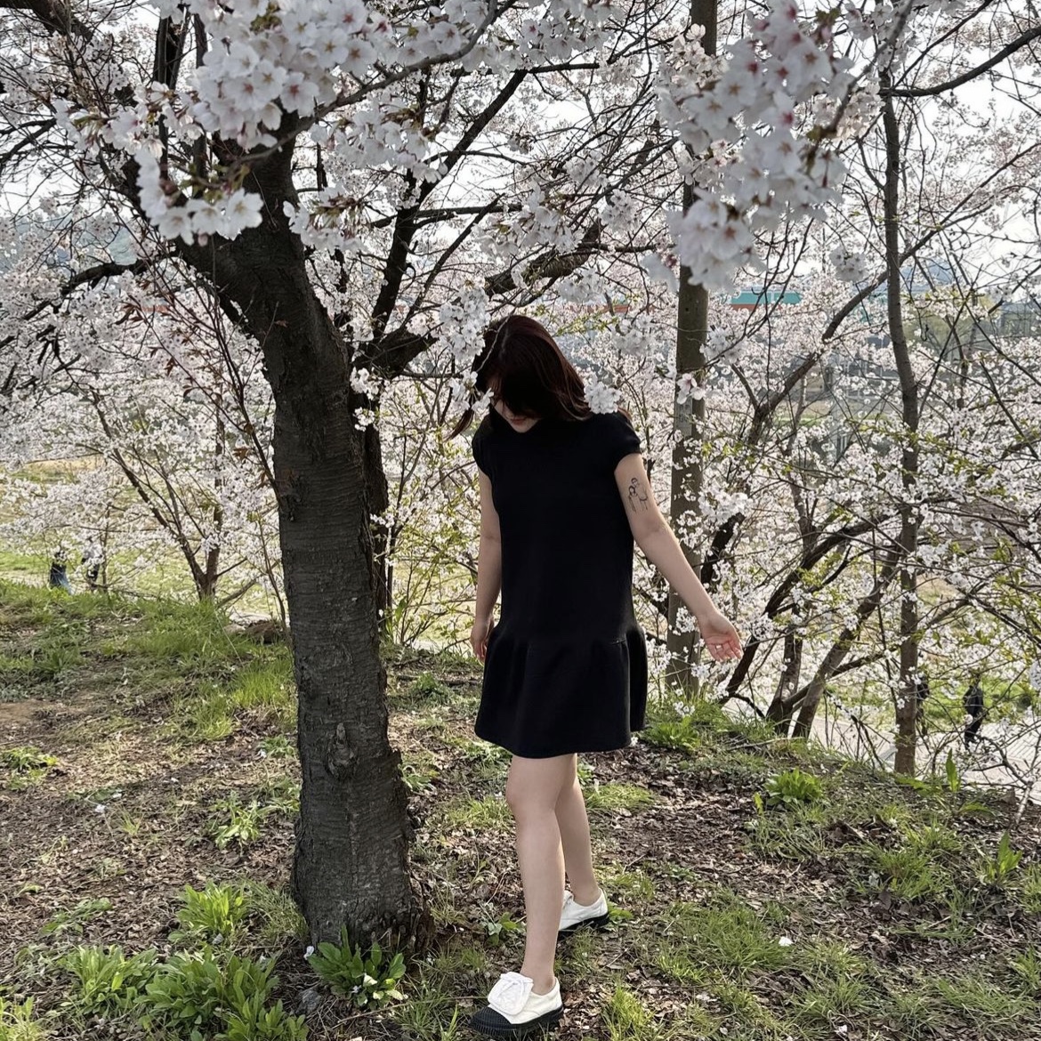 TRUNKPROJECT Ruffle Midi Dress Black, TRUNKPROJECT Ruffle Midi Dress Grey 착용 스타일
