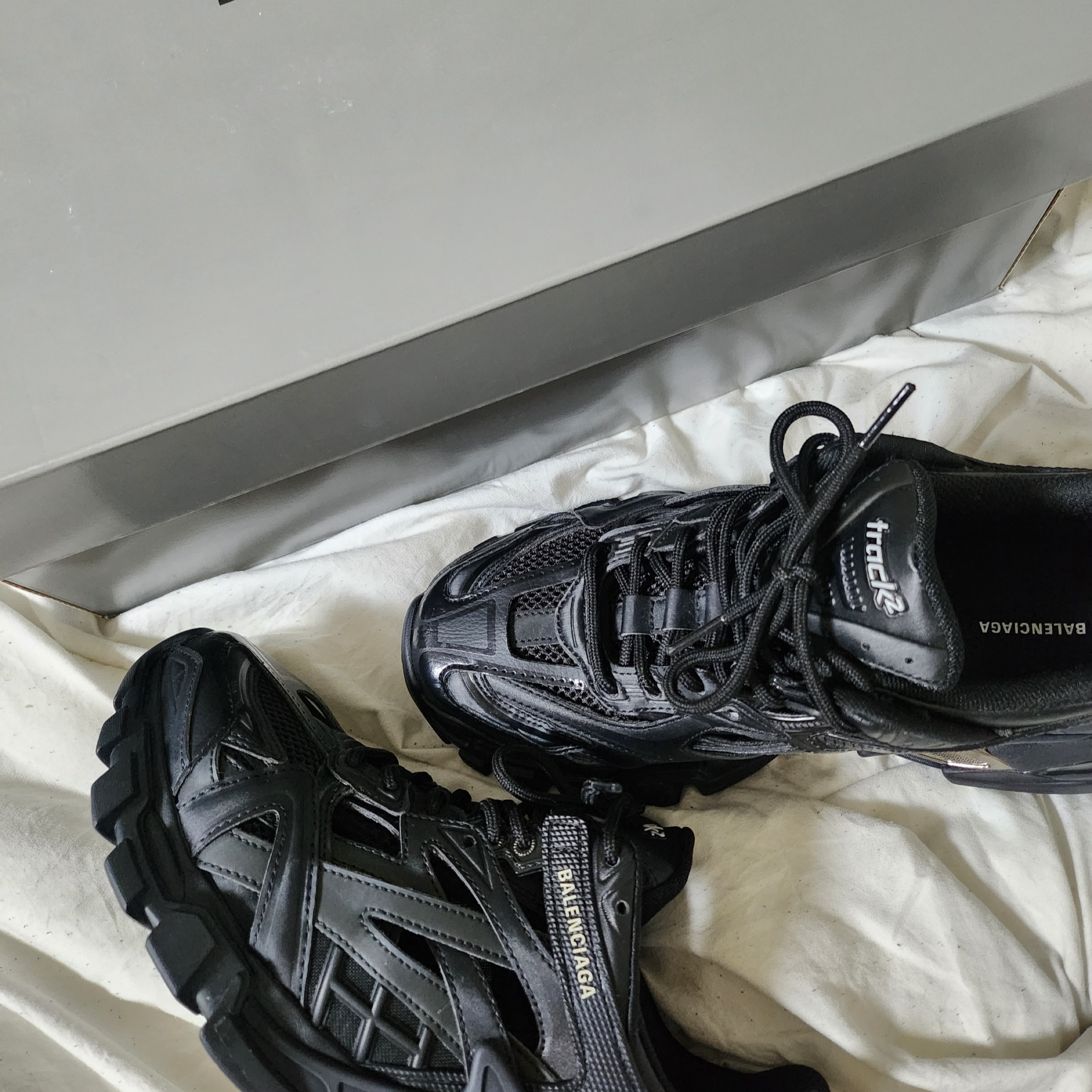 Balenciaga Track.2 Sneakers Black 착용 스타일 - 2