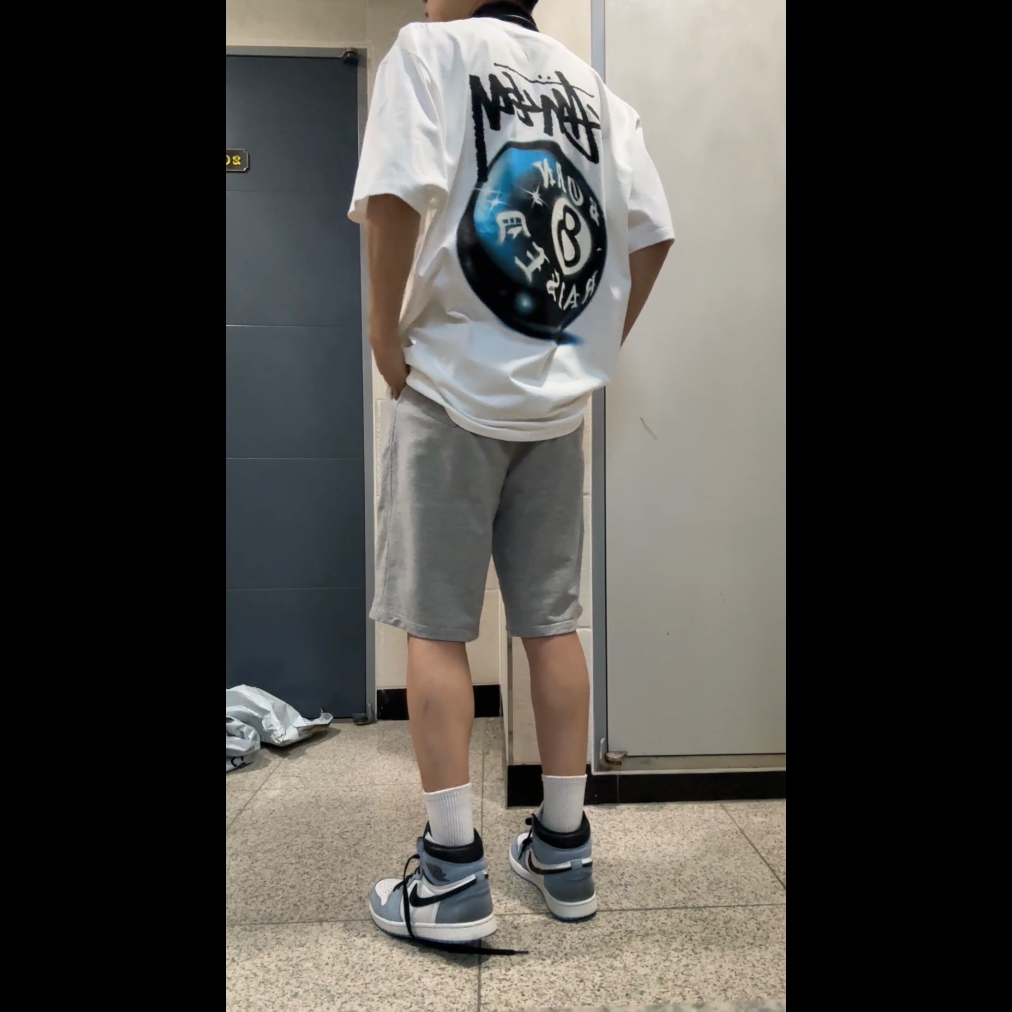 Jordan 1 Retro High OG University Blue, Stussy x Born X Raised 8 Ball T-Shirt White 착용 스타일 - 3