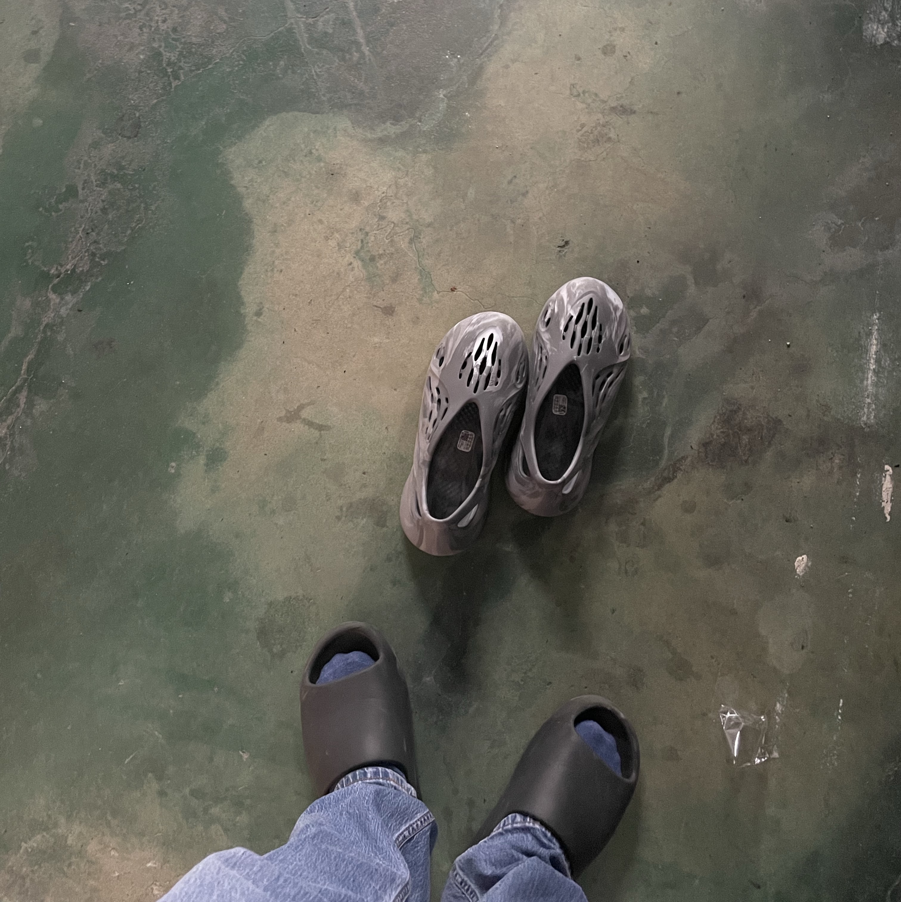 Adidas Yeezy Foam RNNR MX Granite, Adidas Yeezy Slide Onyx 착용 스타일 - 1