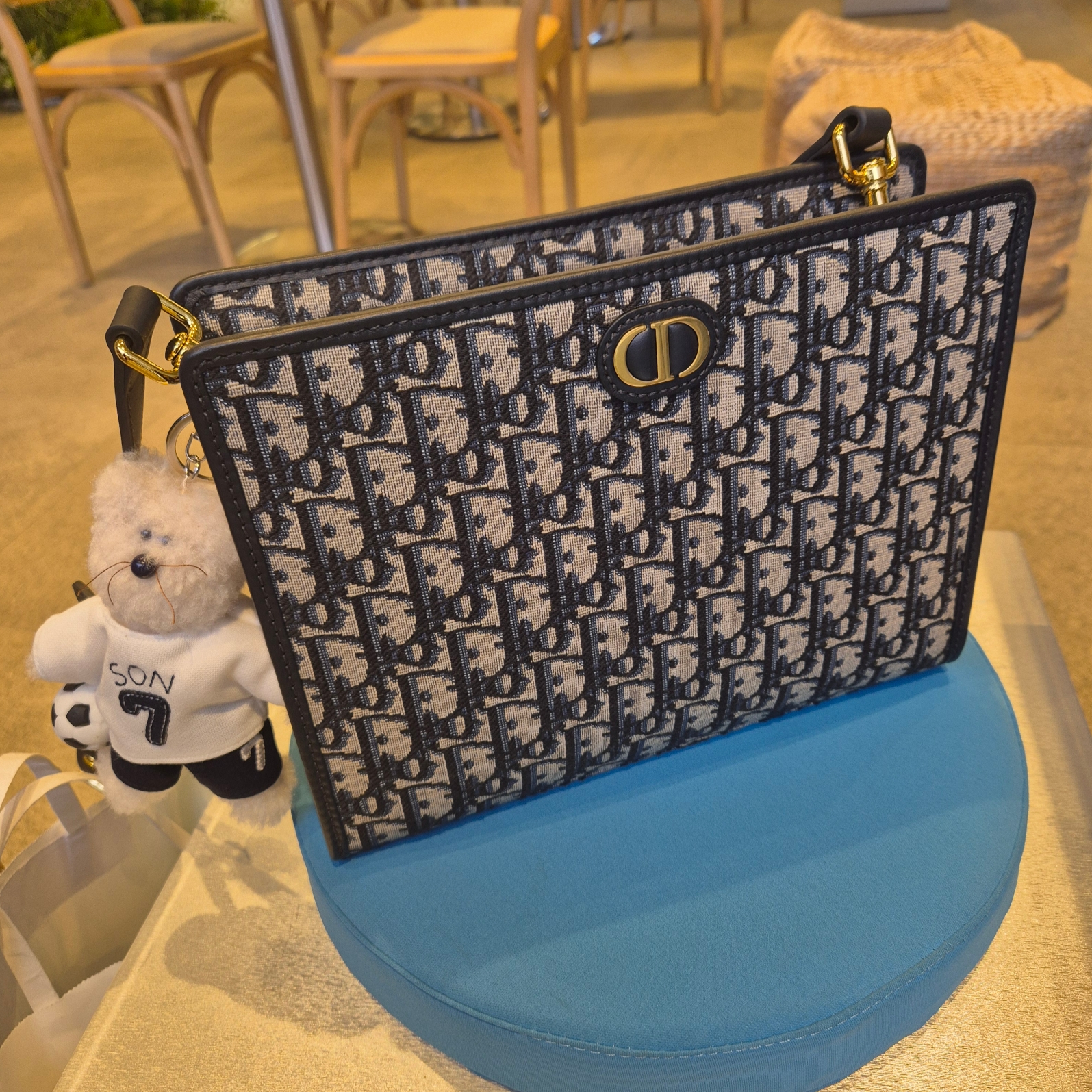 Dior 30 Montaigne Pouch Blue Dior Oblique Jacquard 착용 스타일