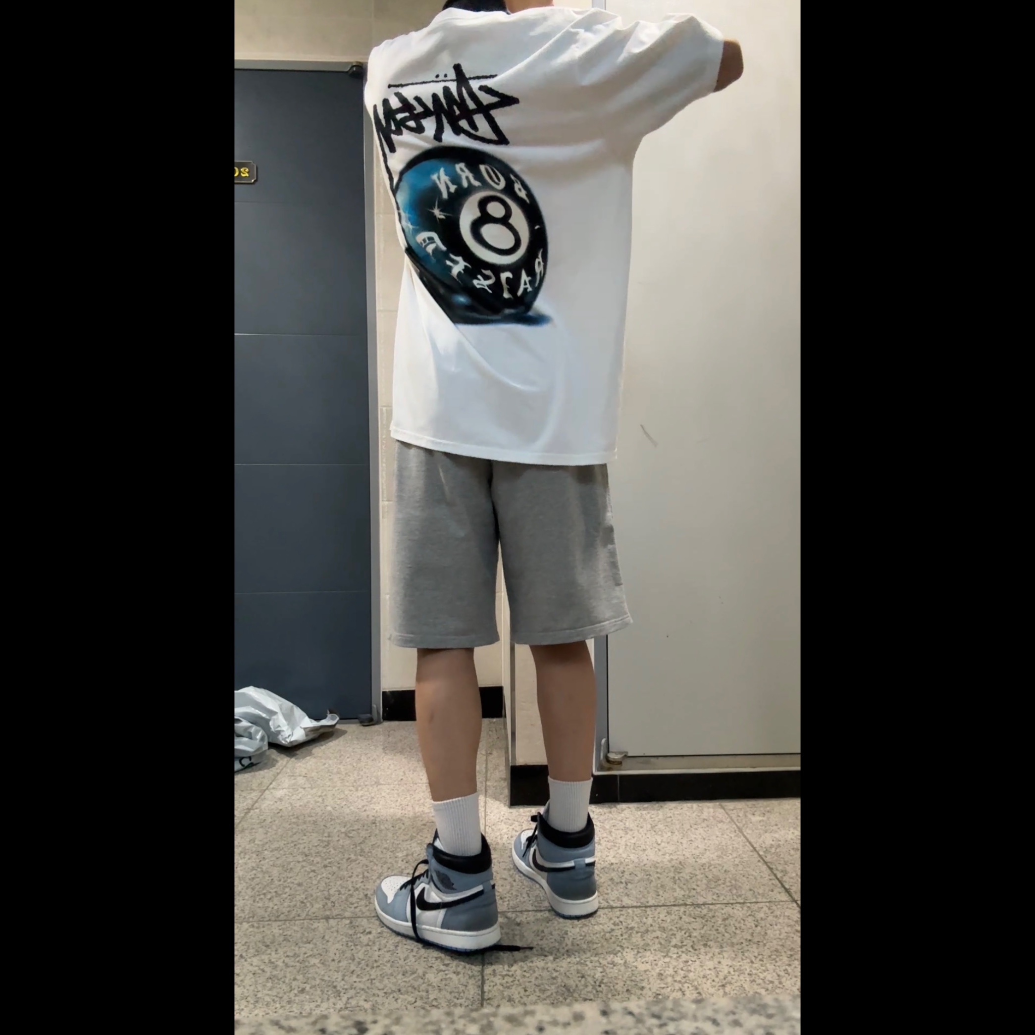 Jordan 1 Retro High OG University Blue, Stussy x Born X Raised 8 Ball T-Shirt White 착용 스타일 - 4