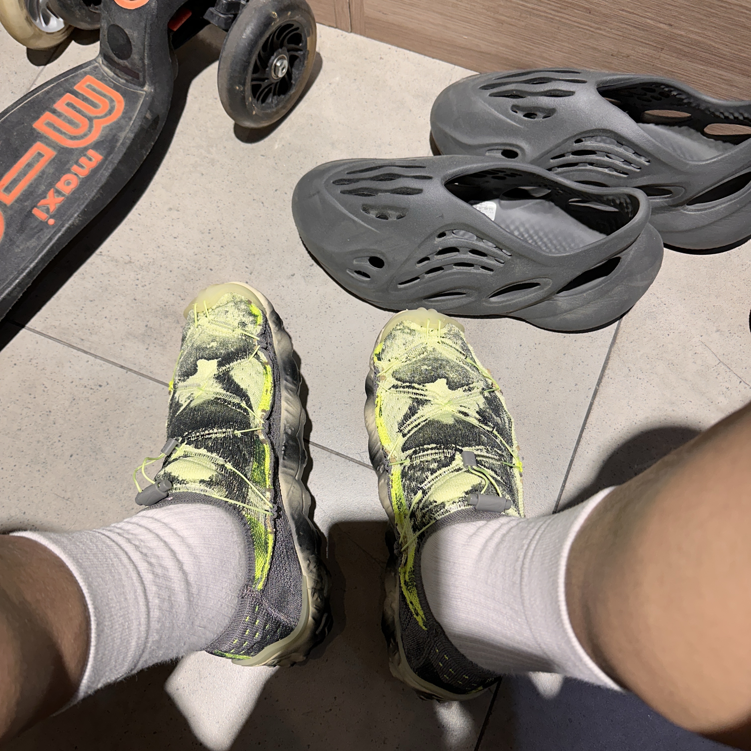 Nike ISPA Mindbody Barely Volt, Adidas Yeezy Foam RNNR Onyx 착용 스타일 - 1
