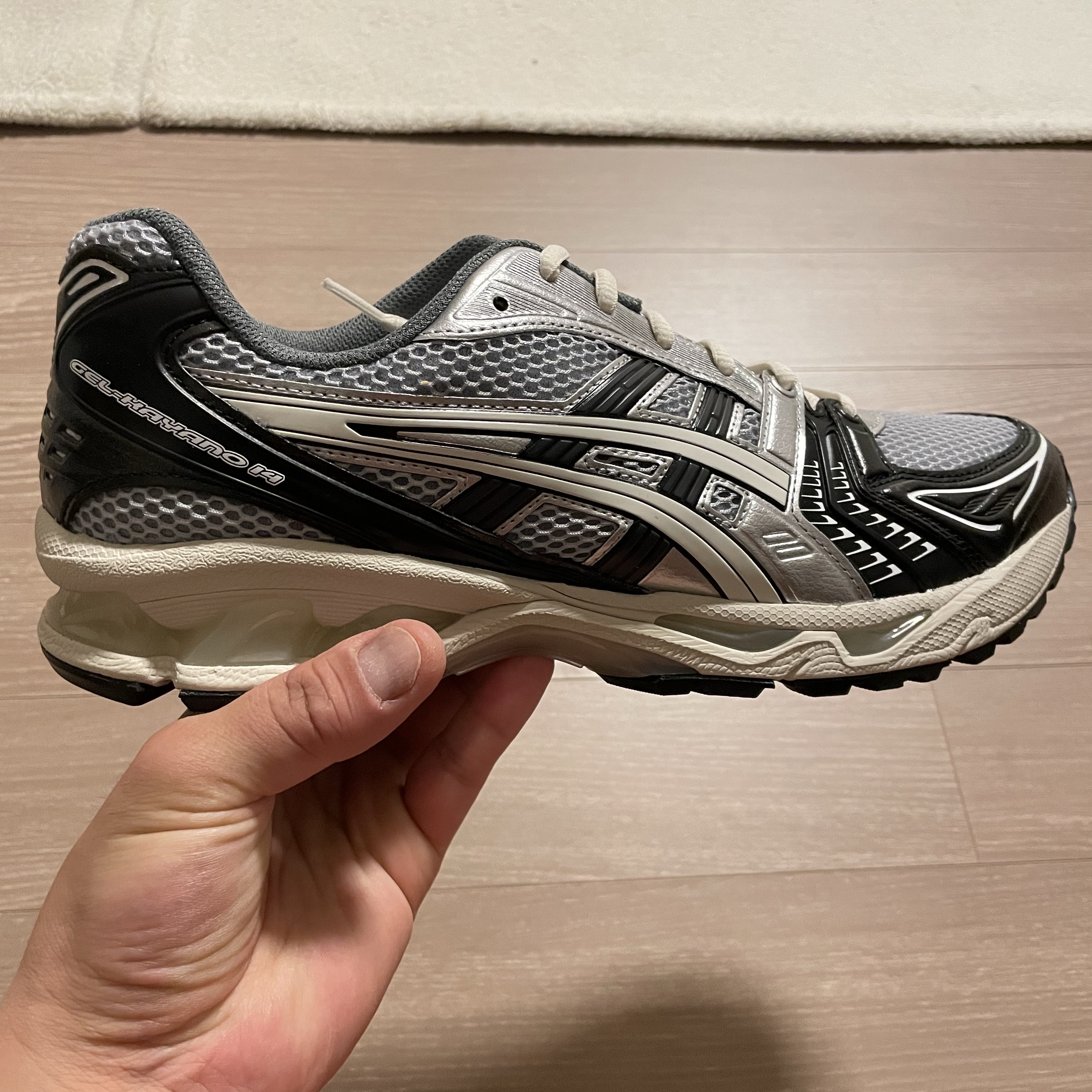 Asics Gel-Kayano 14 Black Glacier Grey 착용 스타일 - 3