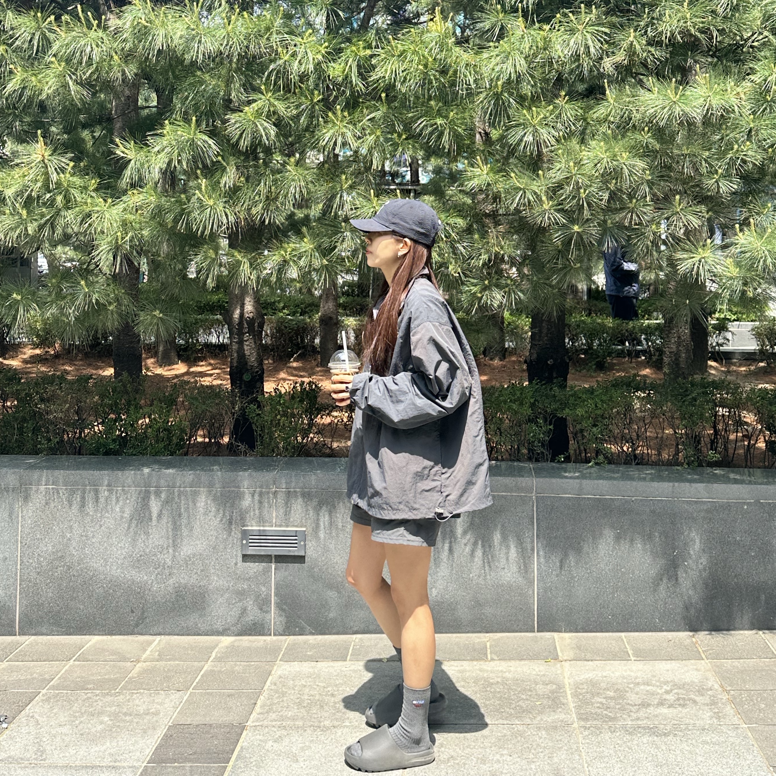 Adidas Yeezy Slide Onyx, Greenbutter Women Butter Long Socks Charcoal 착용 스타일 - 1