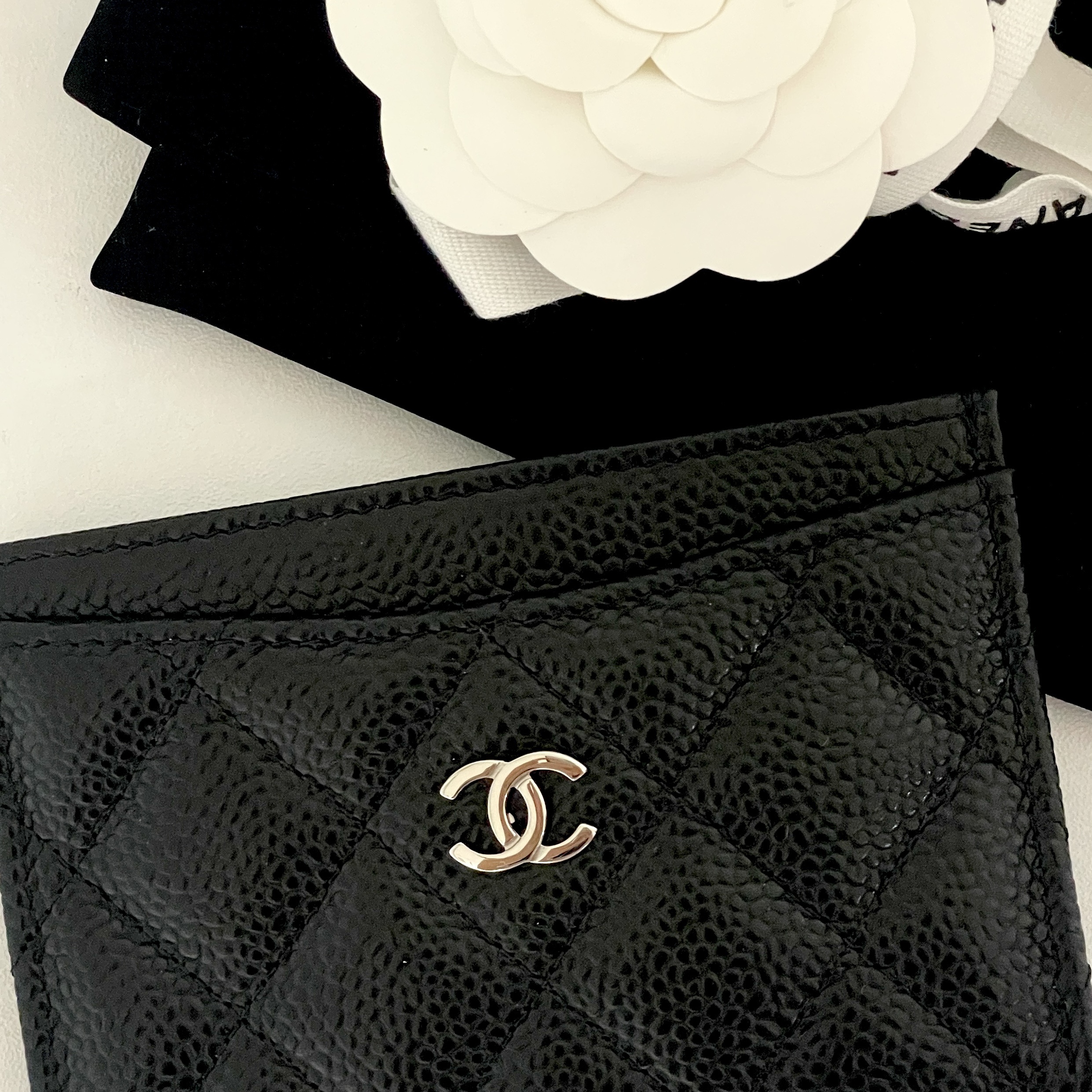 Chanel Classic Card Holder Grained Calfskin & Silver Black 착용 스타일