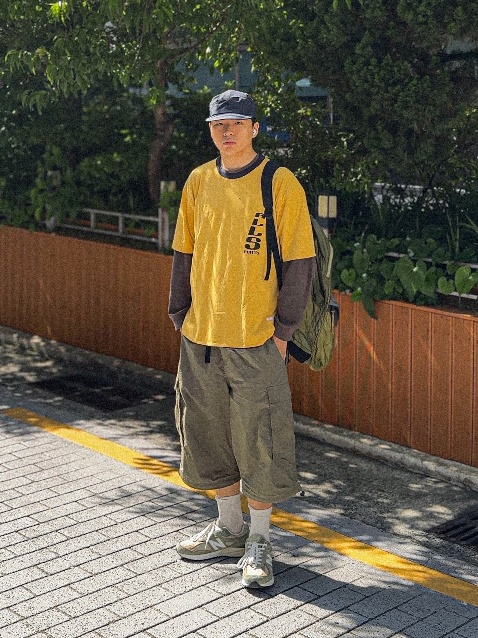 New Balance 990v4 Made in USA Olive Incense 착용 스타일 - 1