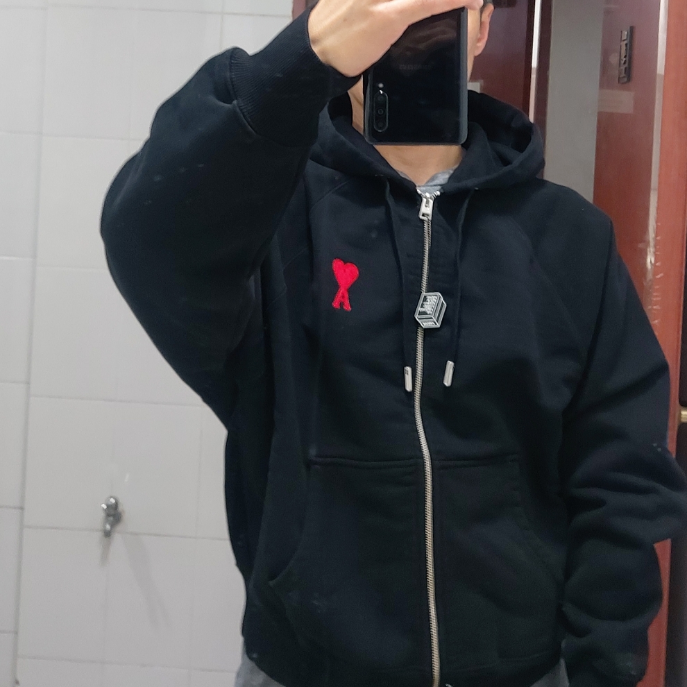 AMI de Coeur Zipped Hoodie Black 착용 스타일 - 3