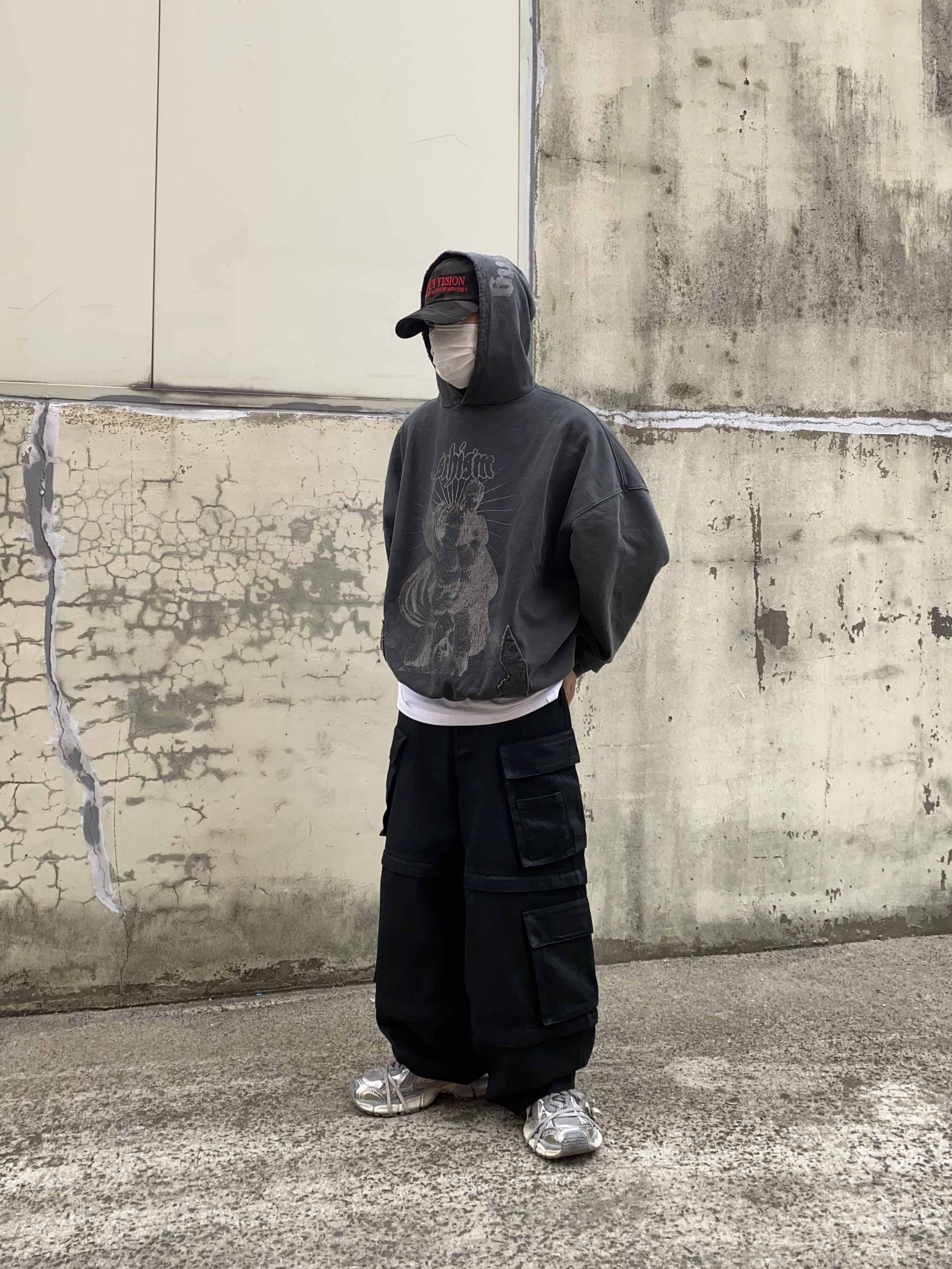 Project G/R Oversized Convertible Cargo Pants Coated Black, Balenciaga 3XL Sneakers Light Beige 착용 스타일 - 4