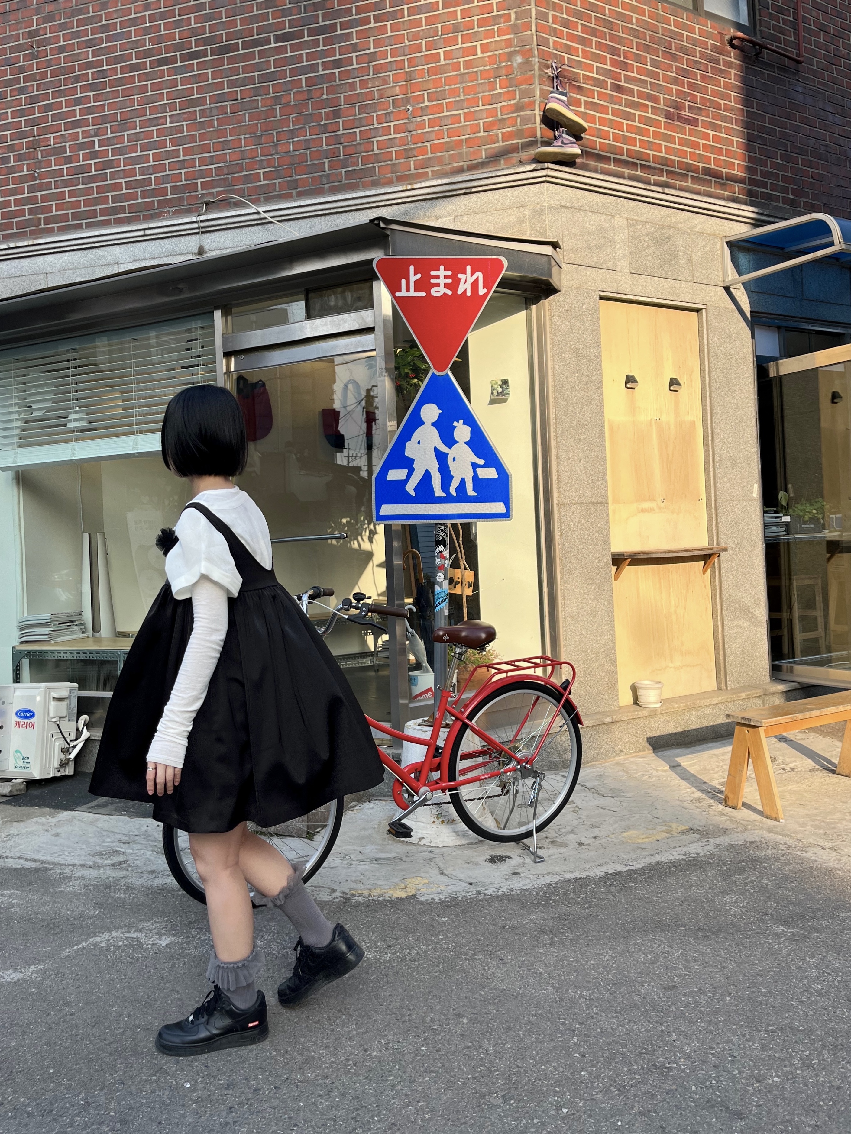 Sandy Liang x Baggu Bow Mini Bag Powder Black, Nike x Supreme Air Force 1 Low Black 착용 스타일 - 2