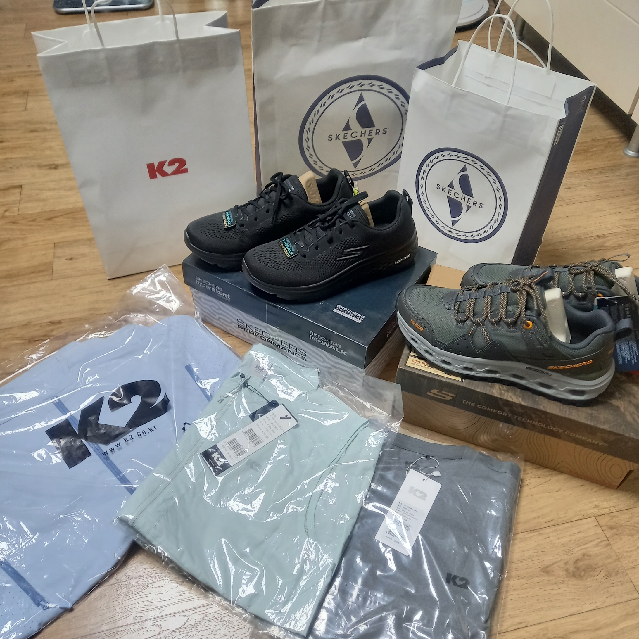 Skechers Go Walk Hyper Burst Black, Salomon RX Slide 3.0 Black Plum Kitten 착용 스타일 - 1