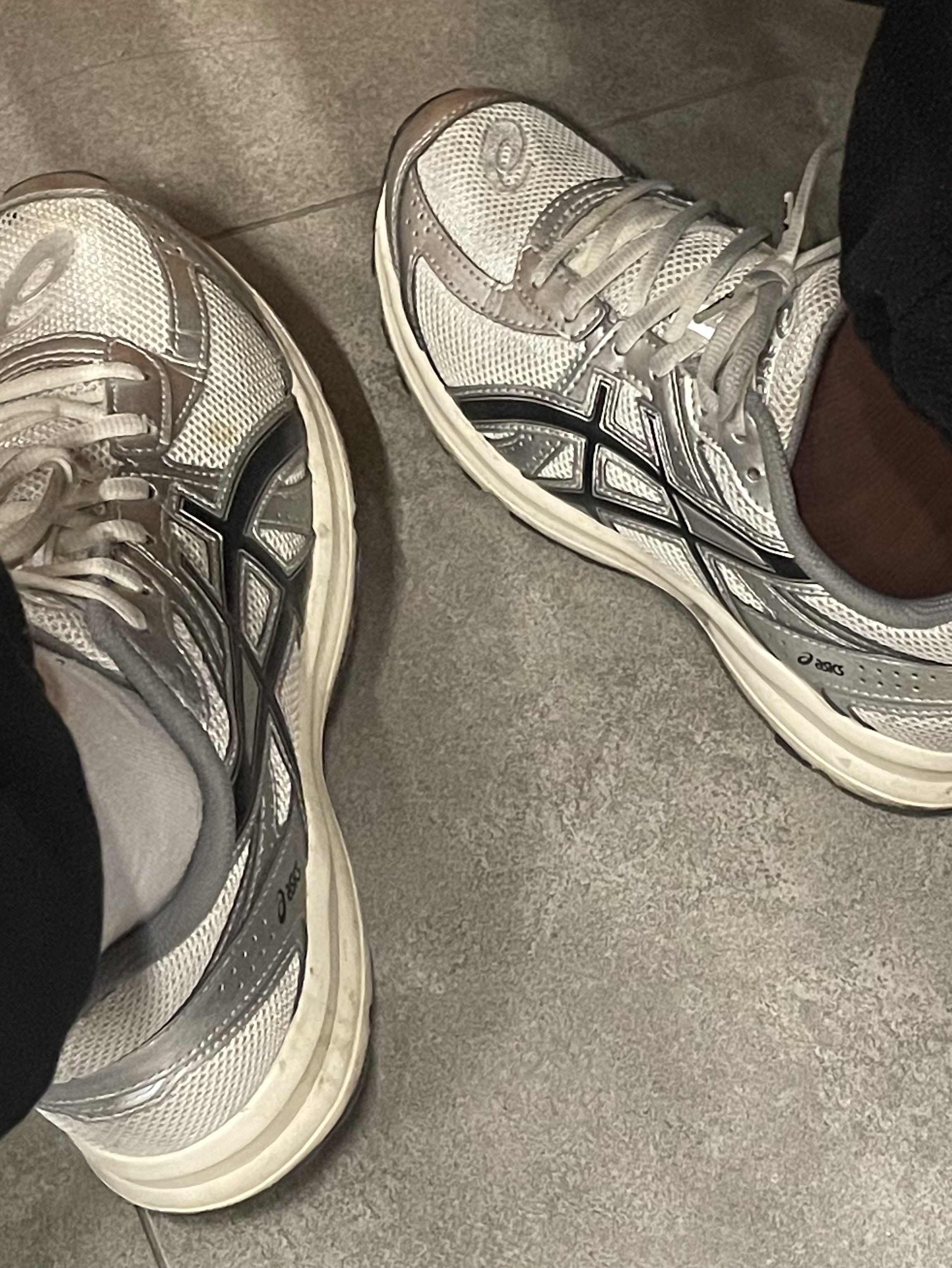 (W) Asics Gel-Kayano 14 White Midnight, Asics Jog 100 S White Black - 2E Wide 착용 스타일 - 2