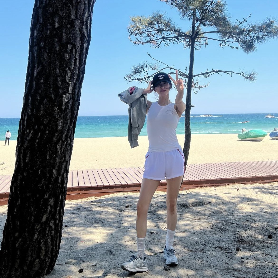 Menasoo Running Track Nylon Shorts White, Menasoo Running Track Nylon Shorts Navy 착용 스타일