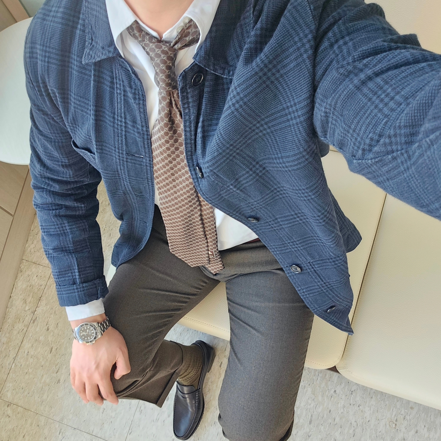 Gucci GG Rhombus Motif Silk Tie Light Blue, Rolex Submariner 41mm 124060 Black Oyster 착용 스타일 - 4