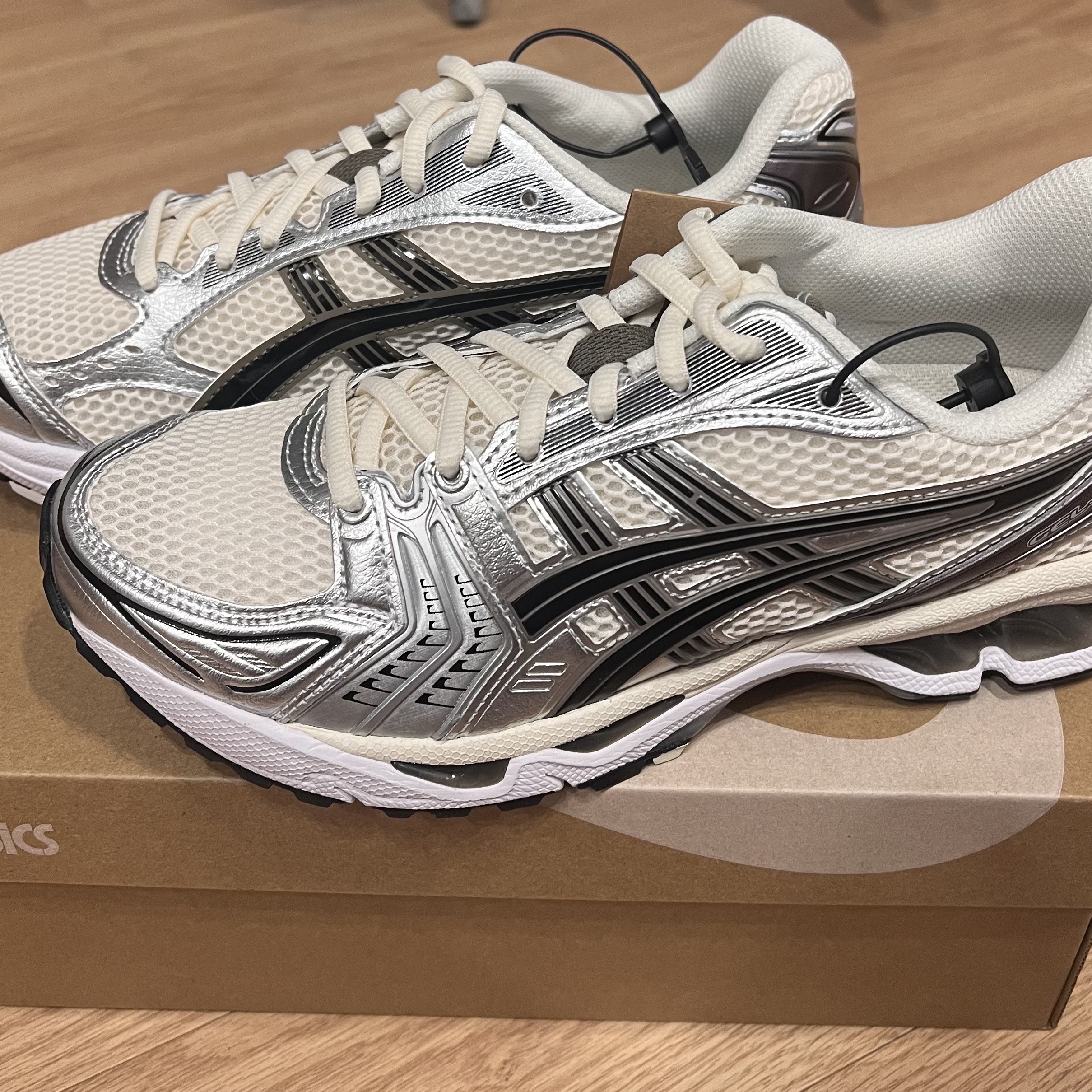 Asics Gel-Kayano 14 Cream Black 착용 스타일
