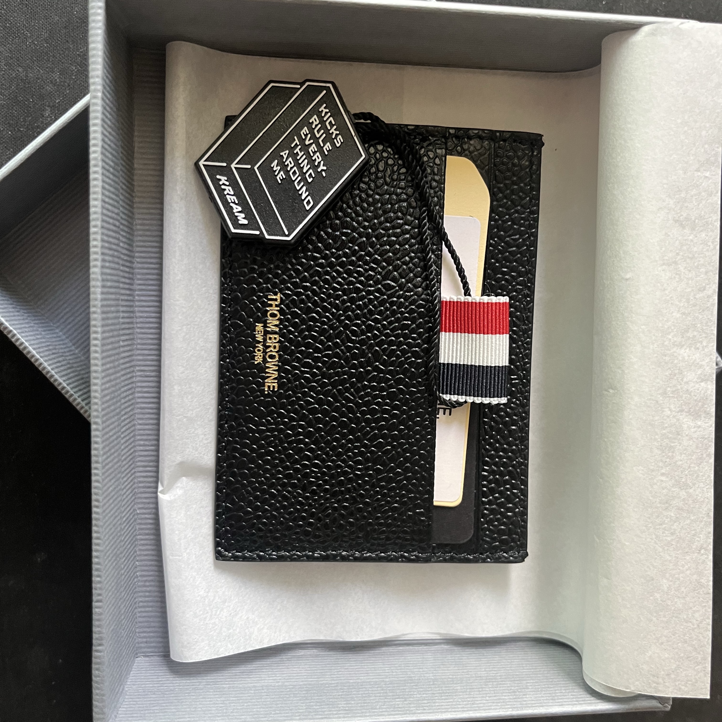 Thom Browne Pebble Grain Leather Stripe Single Card Holder Black 착용 스타일