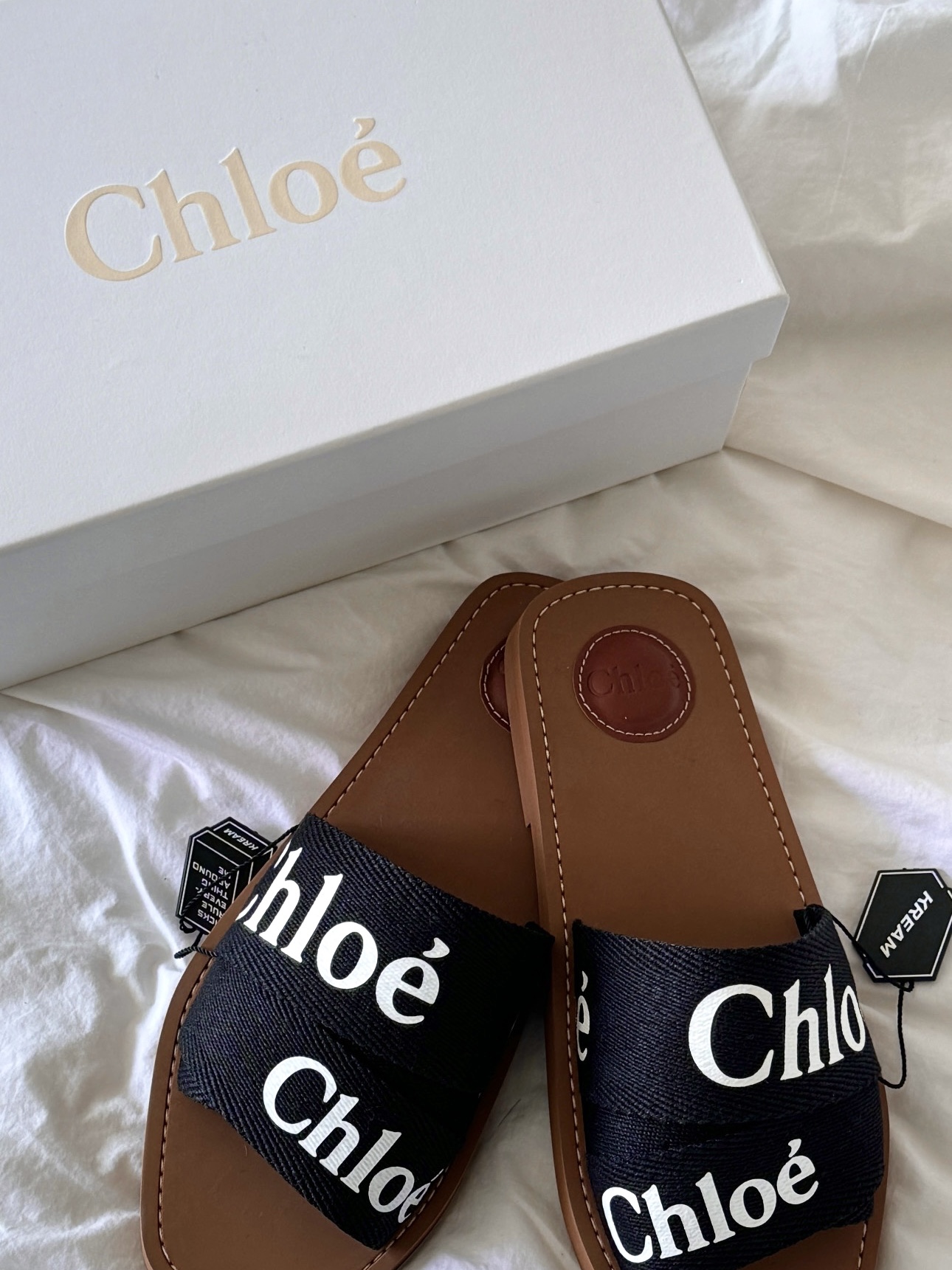 (W) Chloe Woody Flat Mule Black 착용 스타일