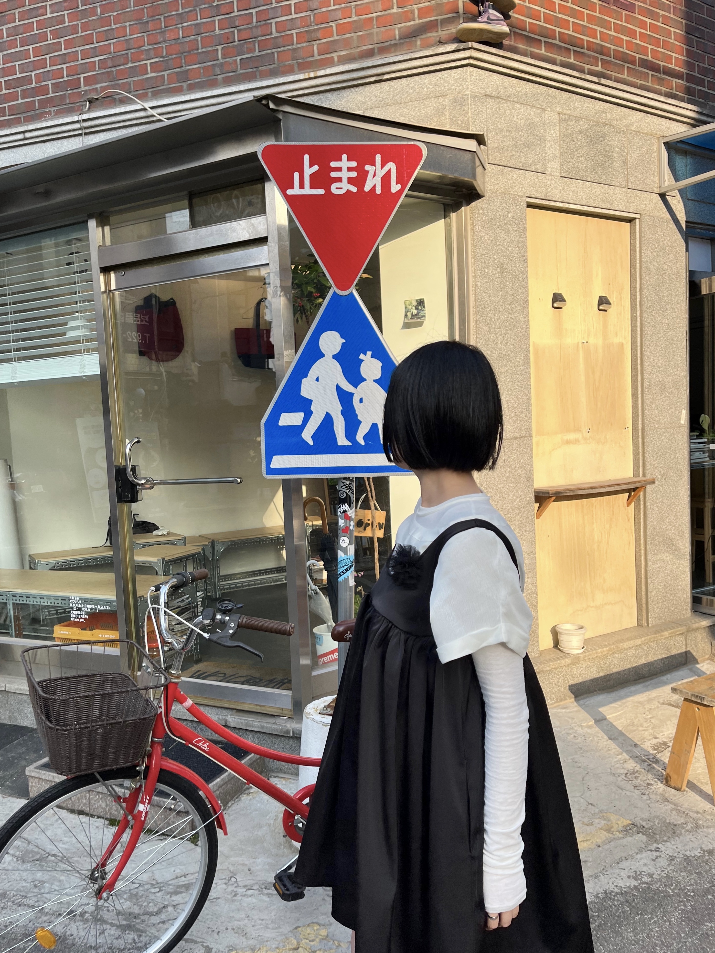 Sandy Liang x Baggu Bow Mini Bag Powder Black, Nike x Supreme Air Force 1 Low Black 착용 스타일 - 3