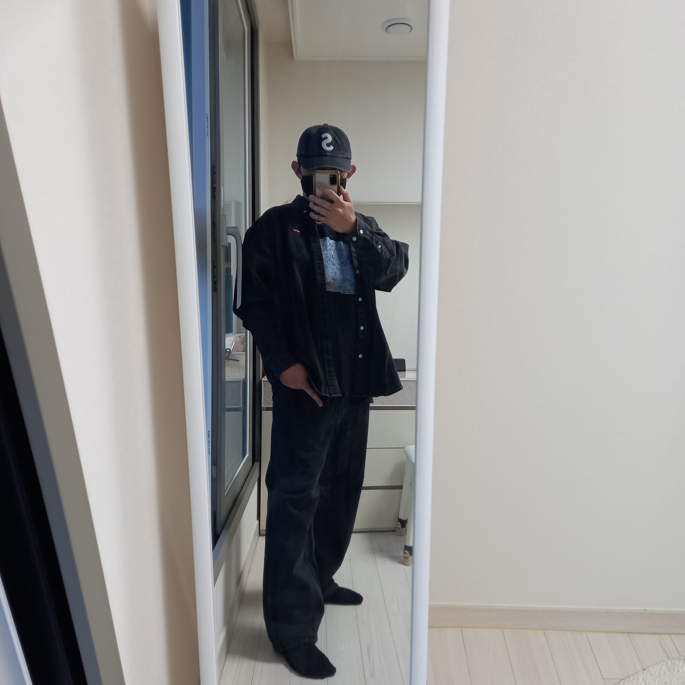 Supreme Pigment Canvas S Logo 6-Panel Black - 23SS, Supreme Small Box Shirt Washed Black - 24SS 착용 스타일 - 1