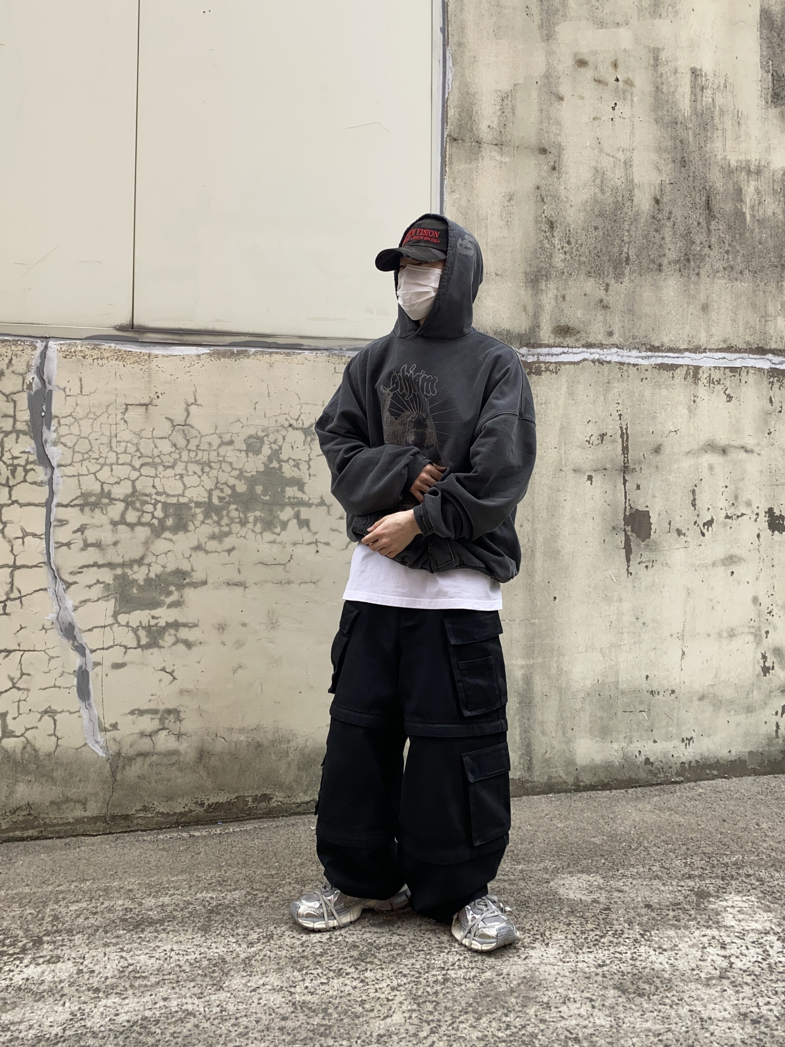 Project G/R Oversized Convertible Cargo Pants Coated Black, Balenciaga 3XL Sneakers Light Beige 착용 스타일 - 1