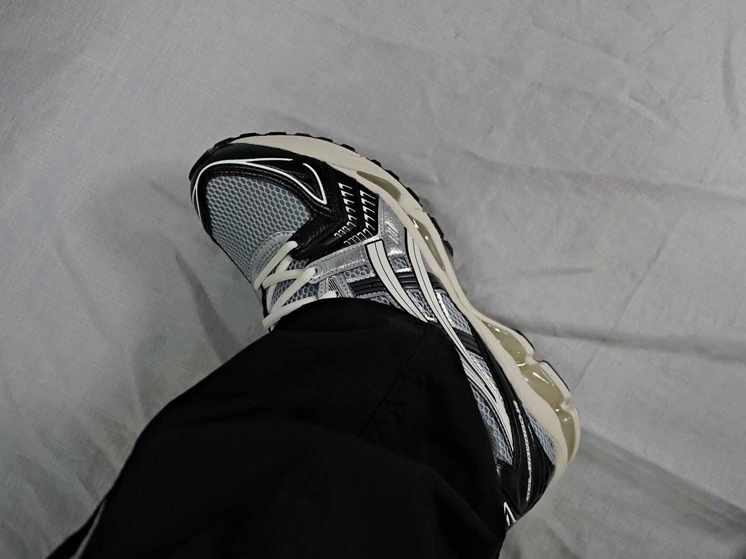 Asics Gel-Kayano 14 Black Glacier Grey 착용 스타일 - 4