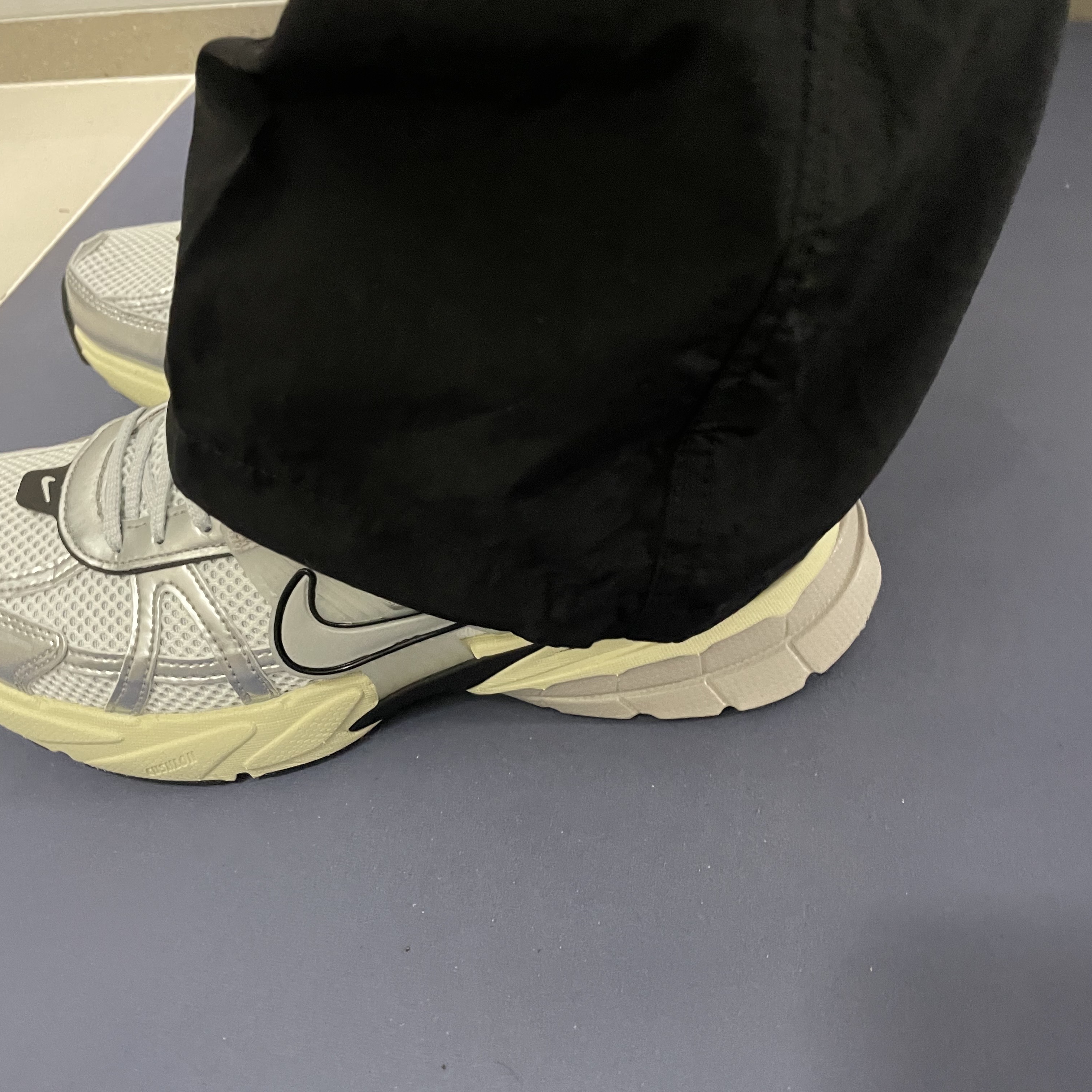 Nike V2K Run Summit White Metallic Silver 착용 스타일 - 3