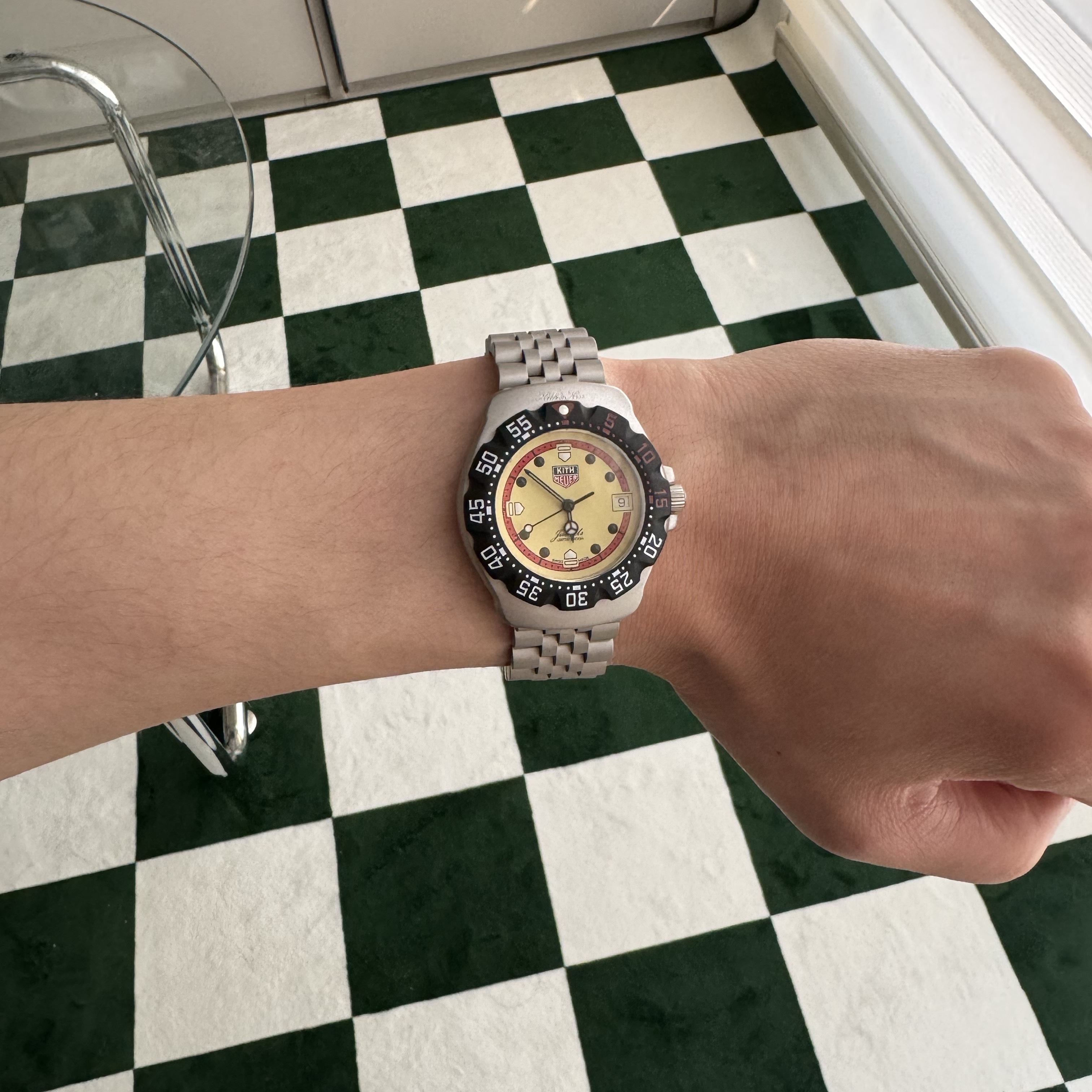 TAG Heuer x Kith Formula 1 Quartz Steel Eggshell 착용 스타일 - 2