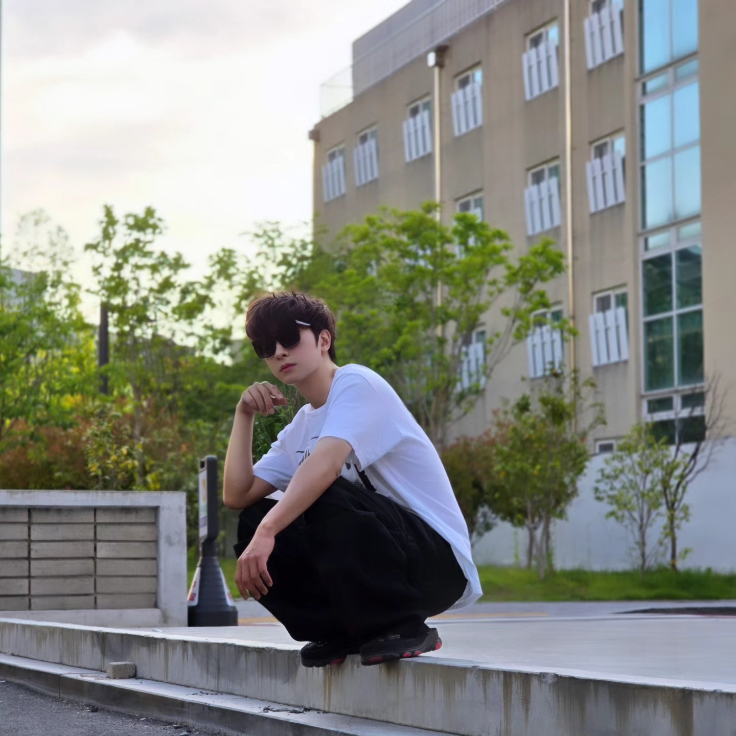 Crocs x Staple Classic All Terrain Clog Black, Stussy DSM World Tour T-Shirt White 착용 스타일 - 3