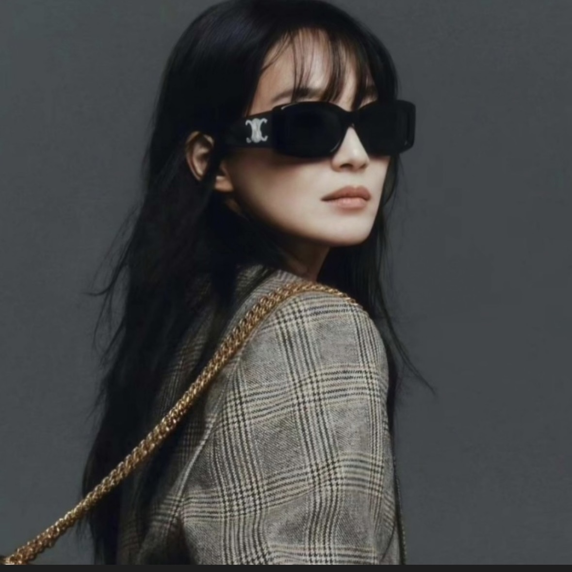 (W) Celine Triomphe XL 01 Sunglasses in Acetate Black 착용 스타일 - 1