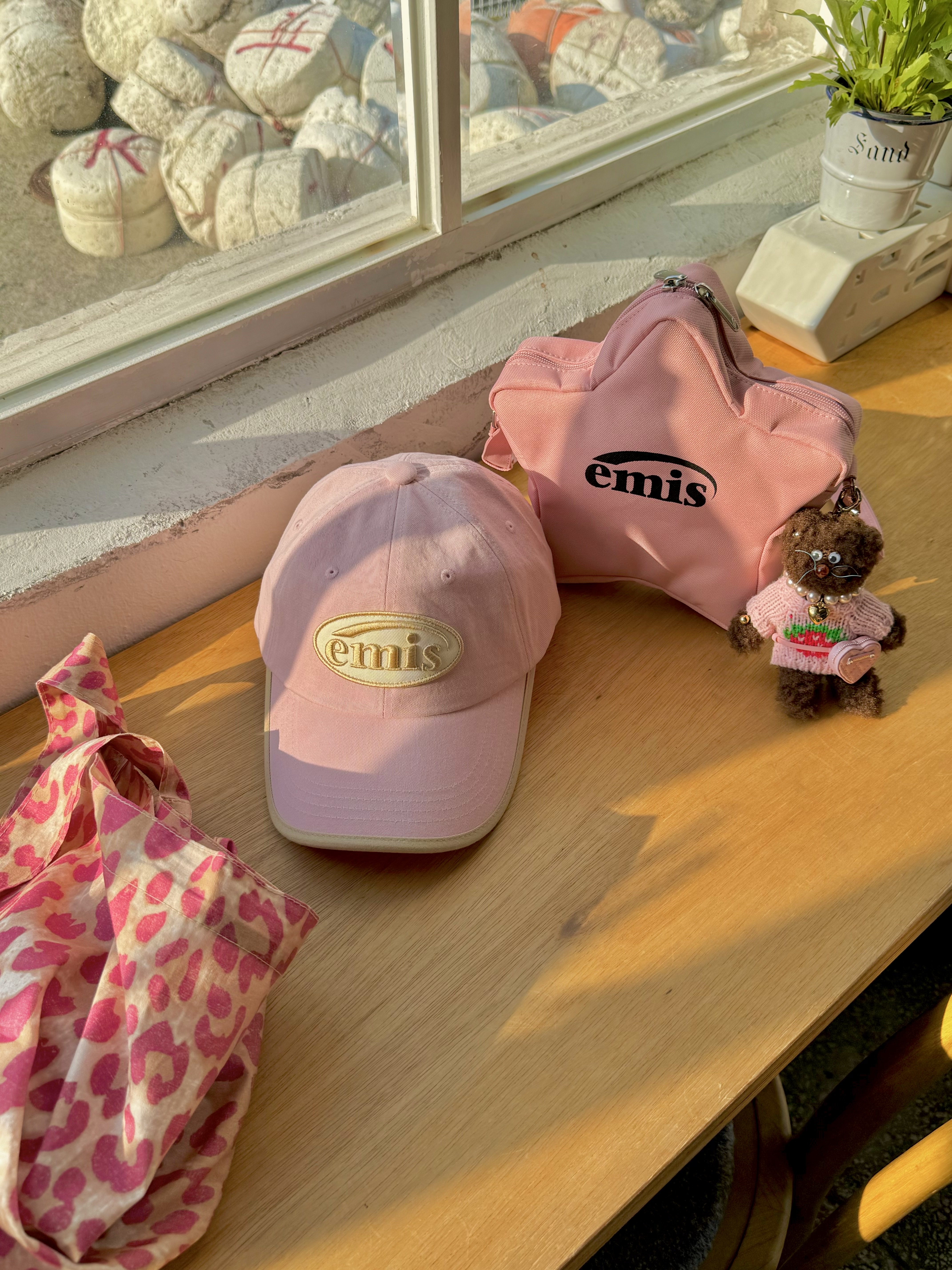 Emis Beige Trimming Ball Cap Pink, Emis Star Bag Pink 착용 스타일 - 1