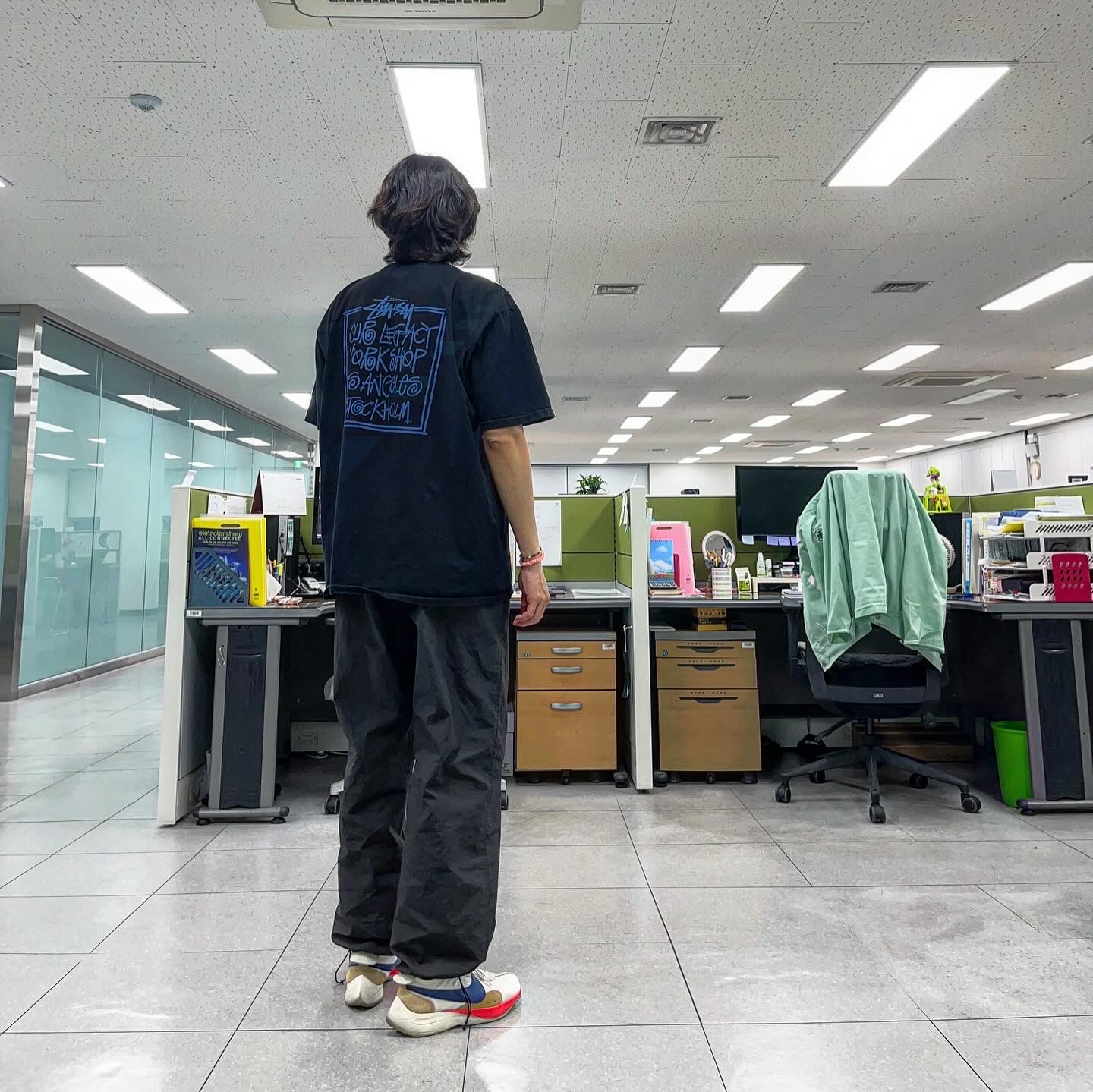 Stussy x Our Legacy Frame Pigment Dyed T-Shirt Black, Nike Moon Racer Sail Solar Blue 착용 스타일 - 1