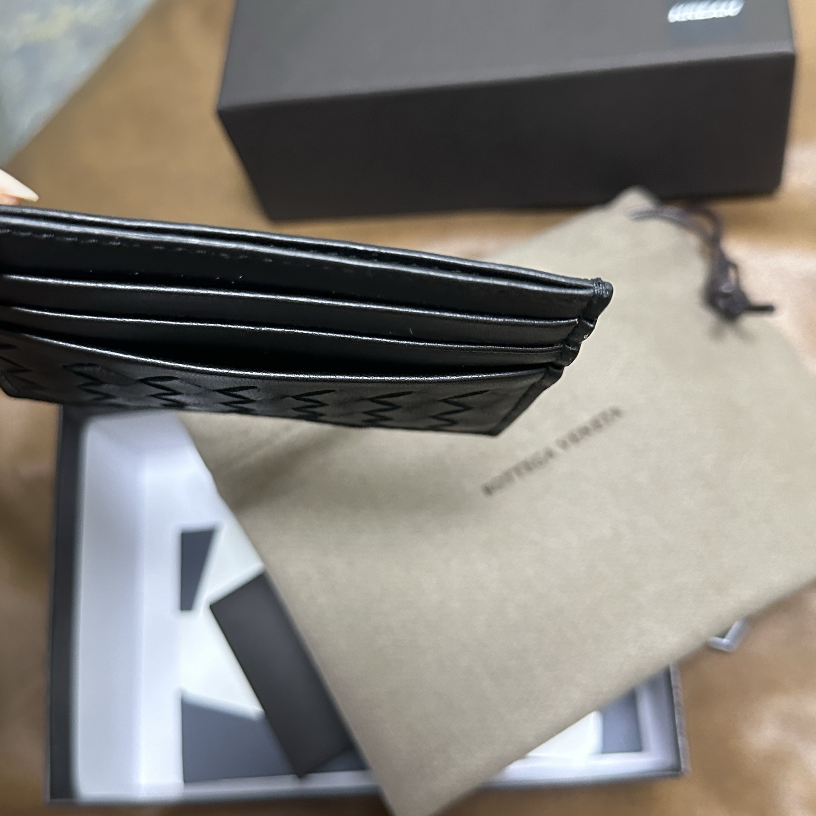 Bottega Veneta Credit Card Case Black 착용 스타일 - 1