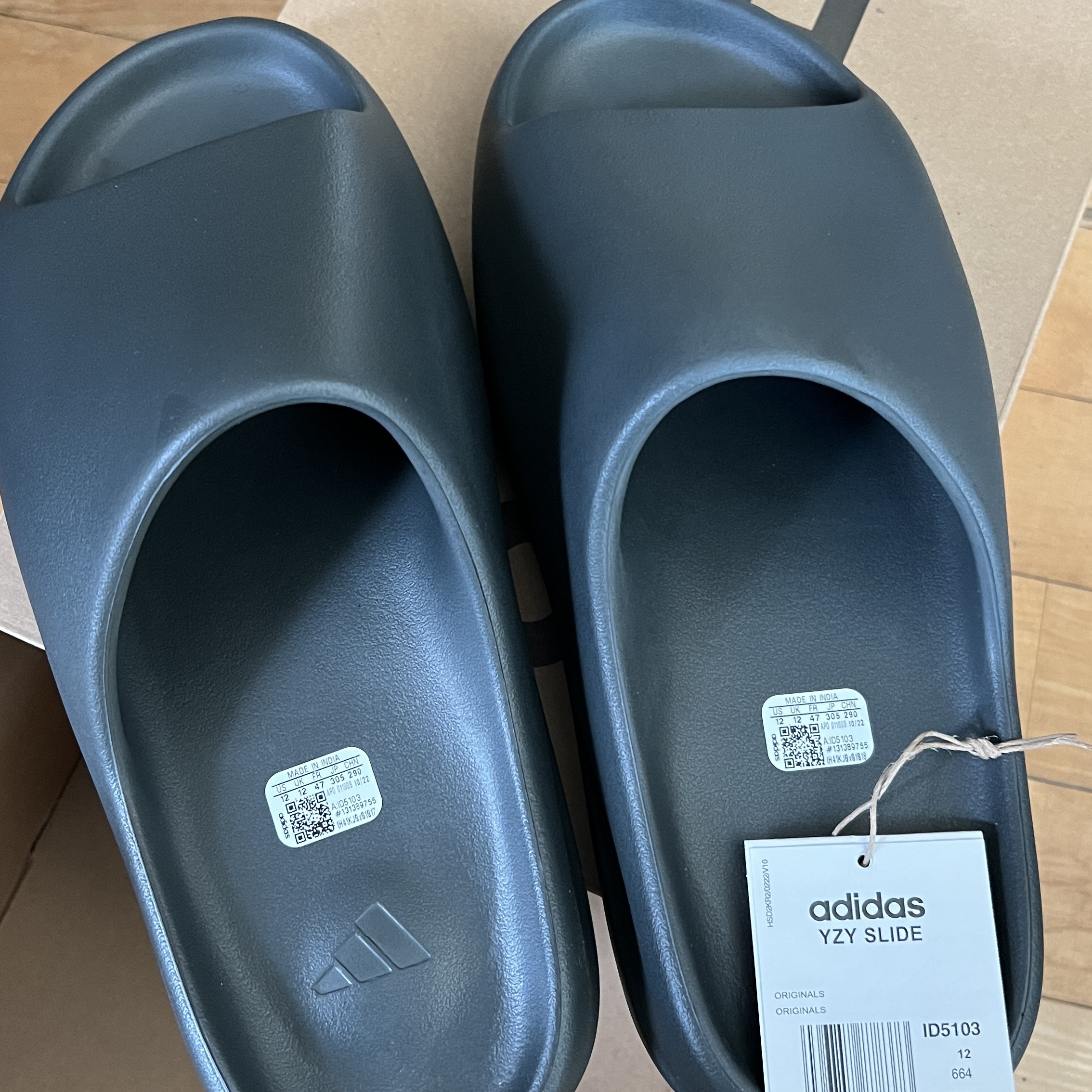 Adidas Yeezy Slide Dark Onyx 2024 착용 스타일 - 2